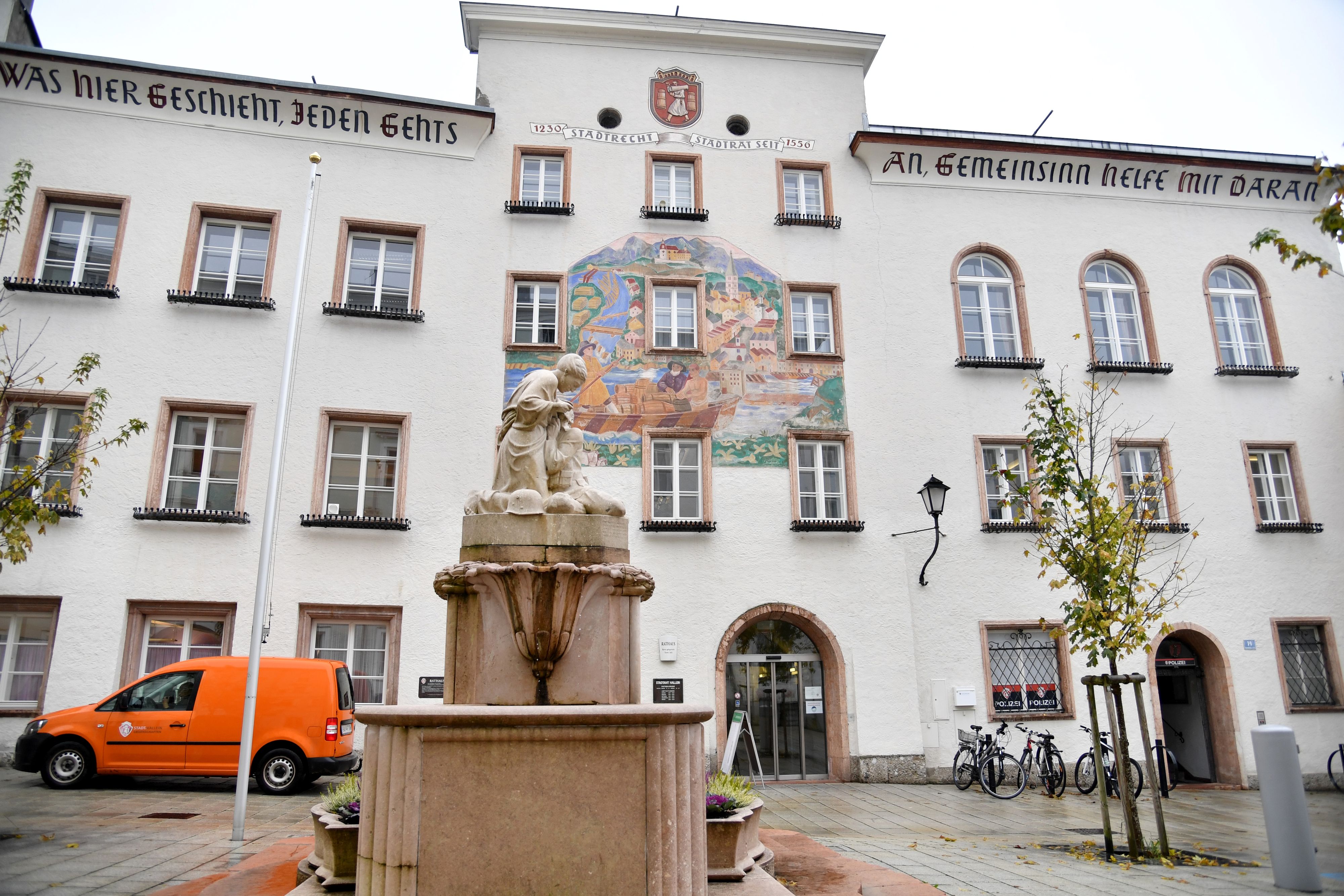 Wirbel im Halleiner Rathaus: Der Stadtamtsdirektor soll Nazi-Liedgut auf seinem dienstlichen PC gespeichert haben. 