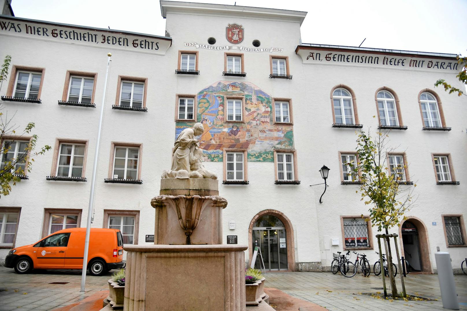 Wirbel im Halleiner Rathaus: Der Stadtamtsdirektor soll Nazi-Liedgut auf seinem dienstlichen PC gespeichert haben. 