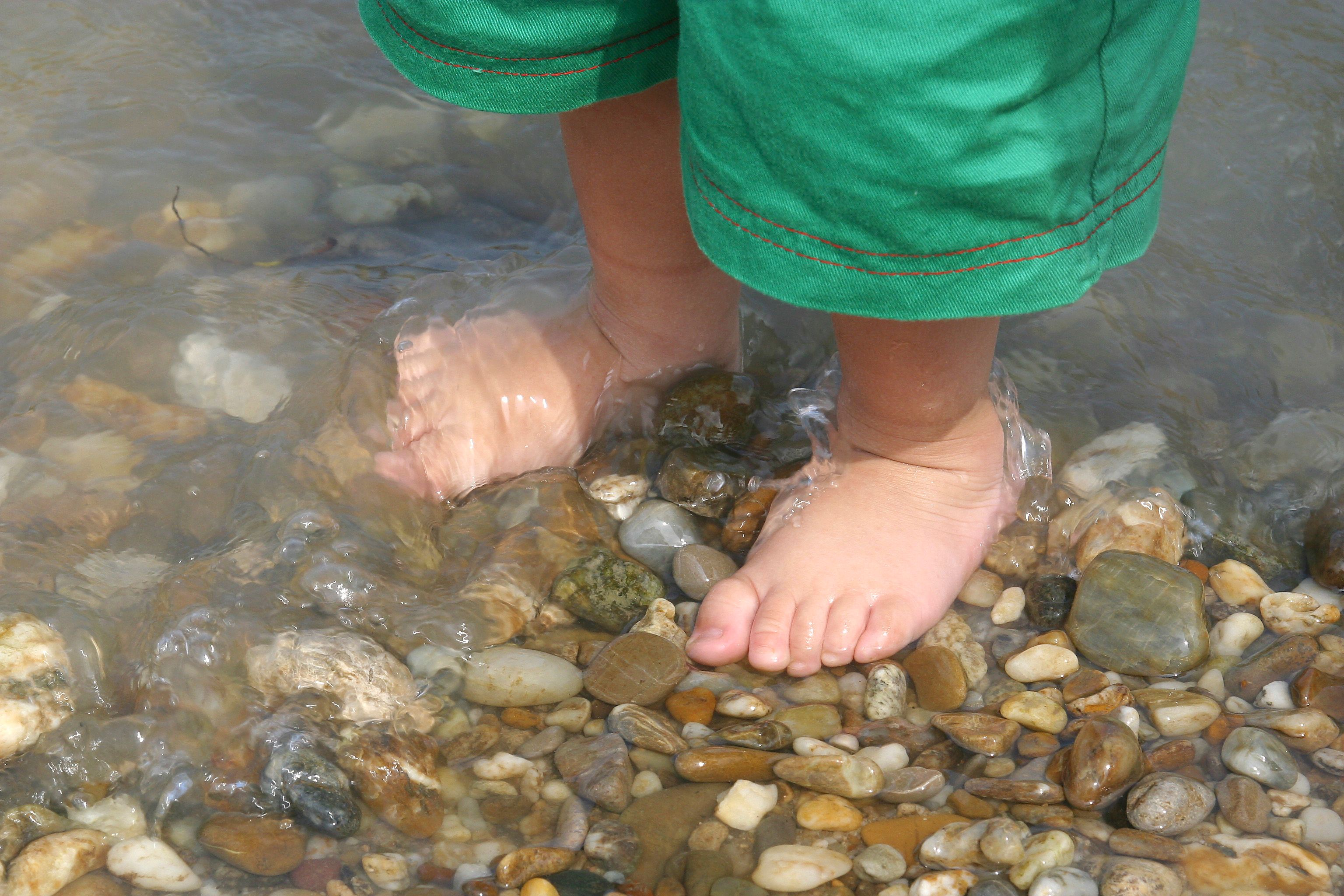 Download von www.picturedesk.com am 24.08.2021 (08:49).  Kinderfüße im Wasser - 20110302_PD3229 - Rechteinfo: Rights Managed (RM)