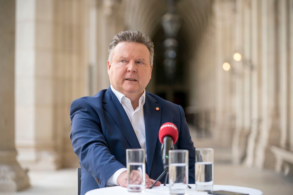 Michael Ludwig (SPÖ) hält auch eine Verschärfung der Corona-Maßnahmen für möglich, macht die Entscheidung jedoch vom Bund abhängig.