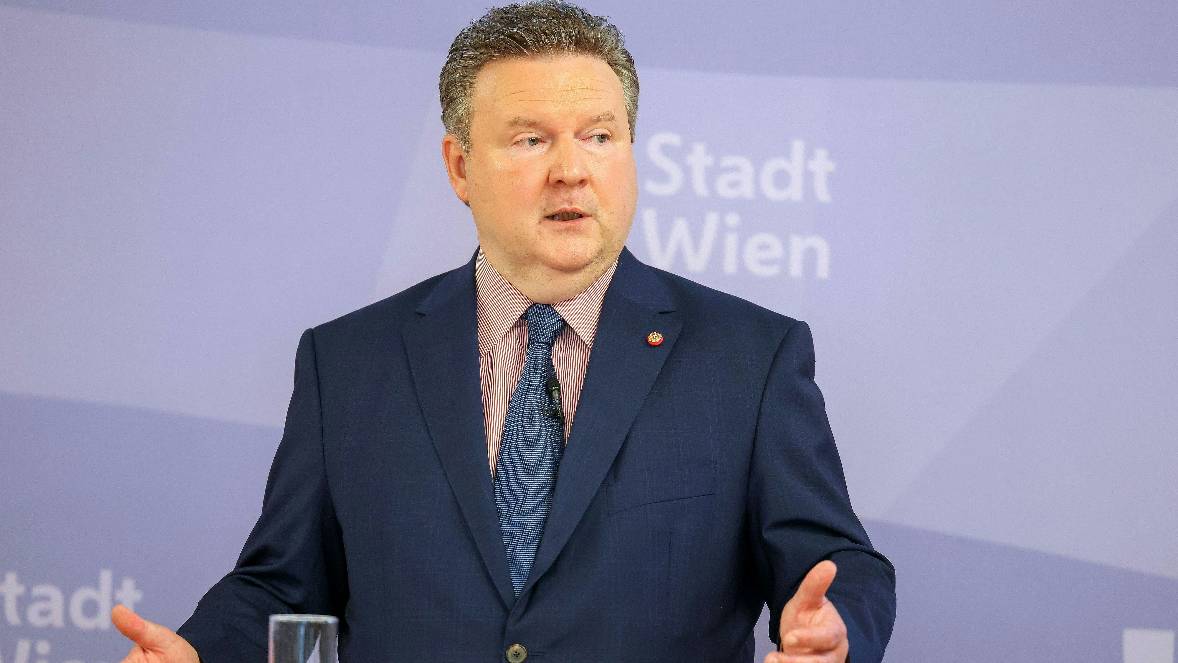 Download von www.picturedesk.com am 24.08.2021 (13:55).  VIENNA, AUSTRIA - JULY 13: Mayor of Vienna Michael Ludwig (SPOe) at Media talk - mayor and residential building city councillor to construction program - Naturbanes living with wood at Town hall on July 13, 2021 in Vienna, Austria.210713_SEPA_10_076 - 20210713_PD9648 - Rechteinfo: Rights Managed (RM)