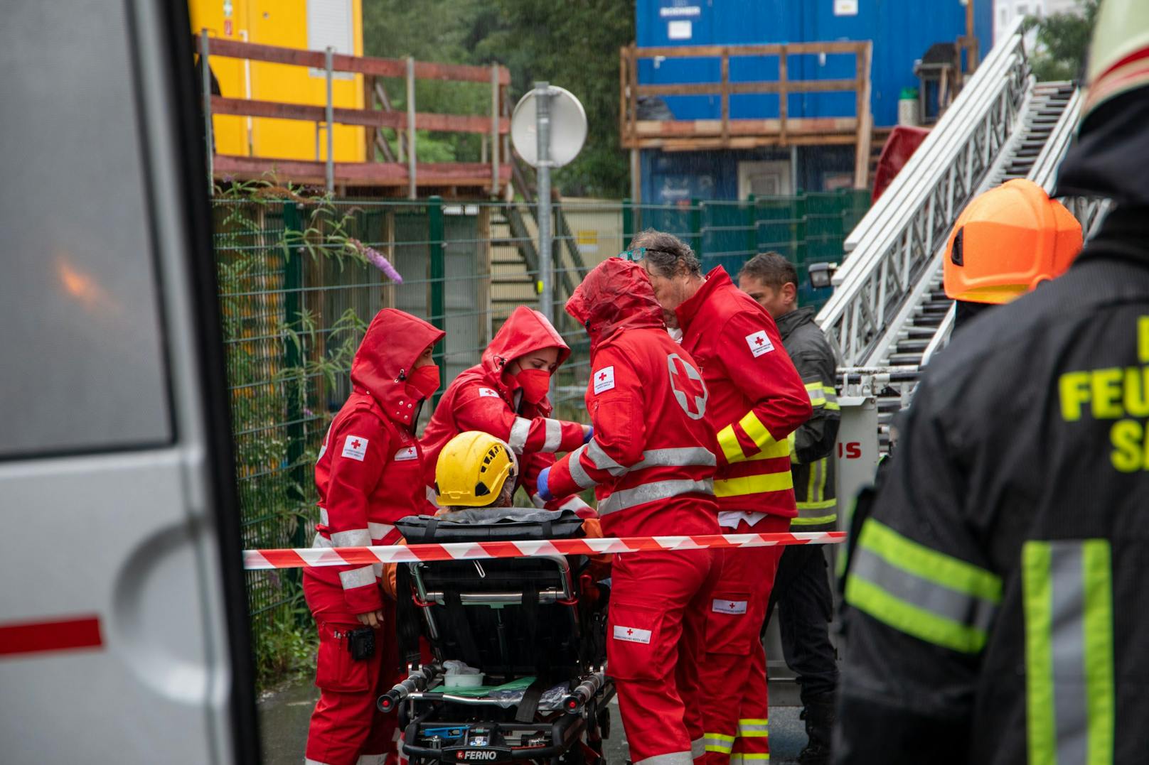 Die Rettung brachte den Mann in das Salzburger Unfallkrankenhaus.