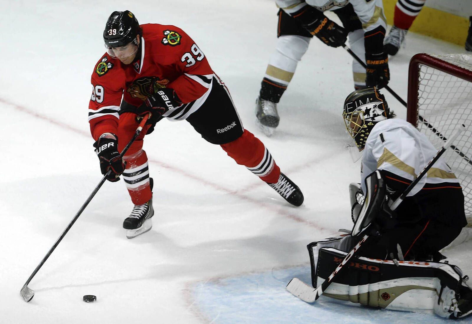 Jimmy Hayes 2013 im Blackhawks-Trikot.