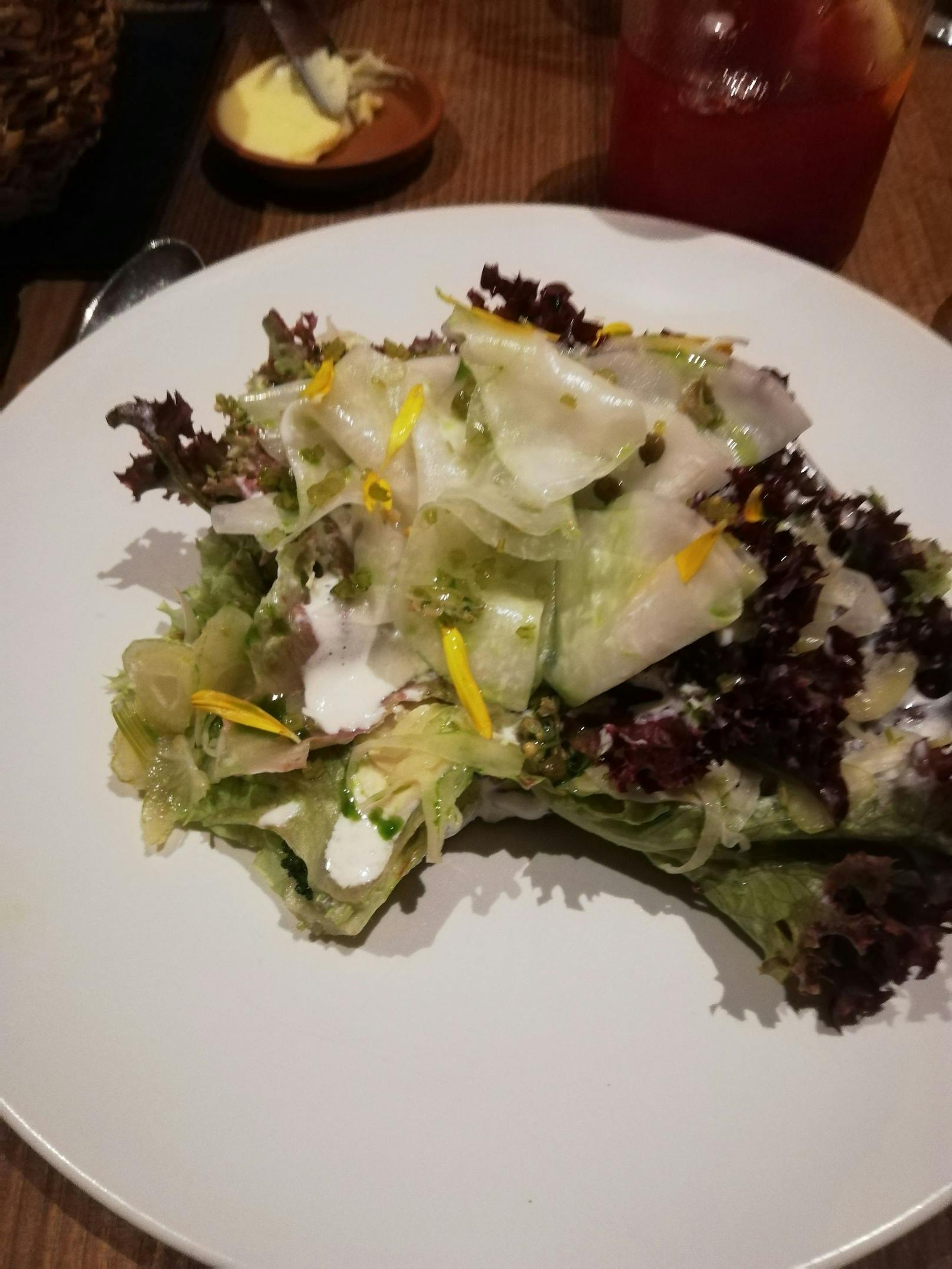 Weiss Schichtsalat mit Petersilienöl, Holunderbeerenkapern und Mandelcreme