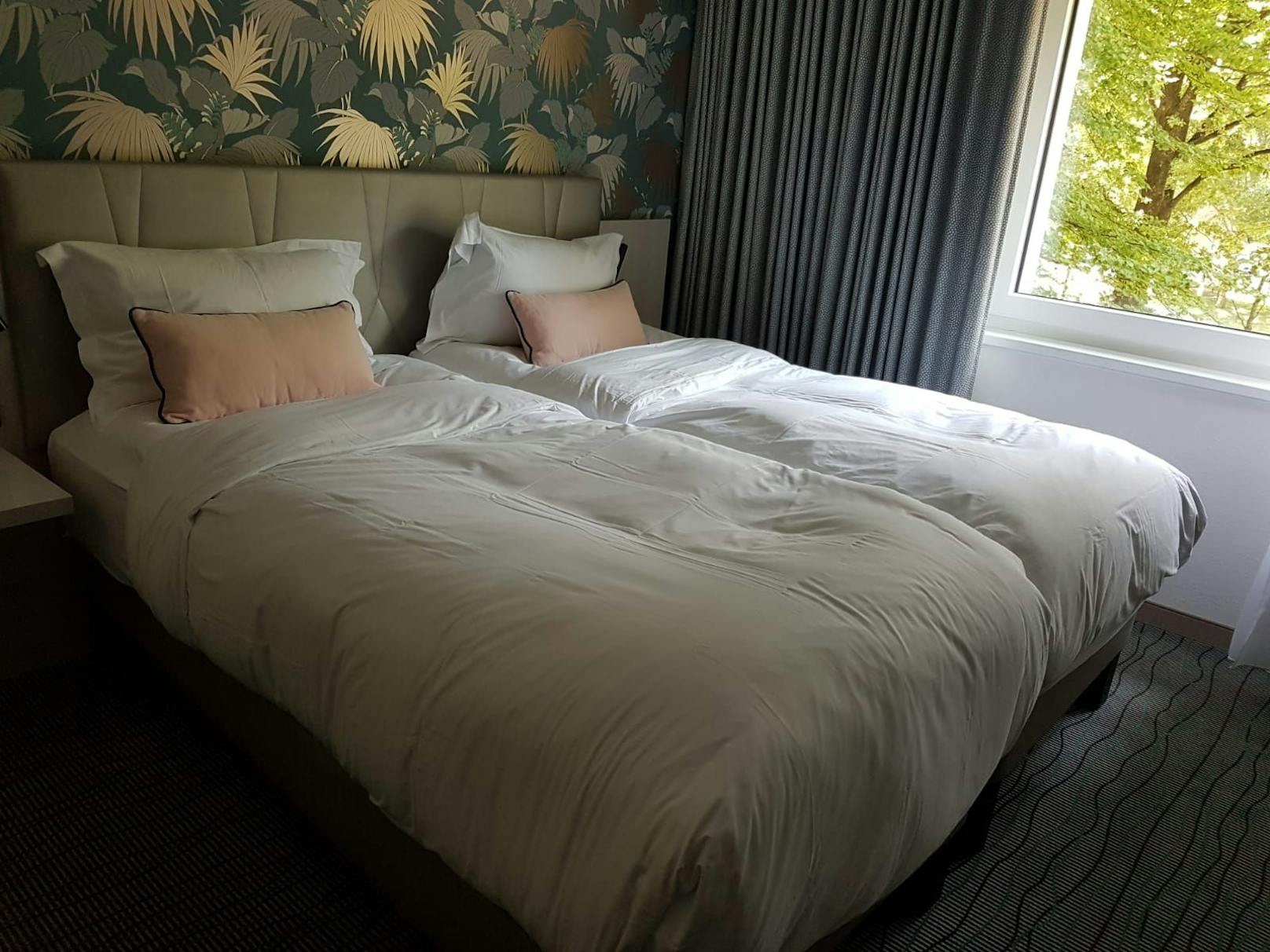 Das moderne Hotelzimmer ist mit höchstem Komfort ausgestattet.