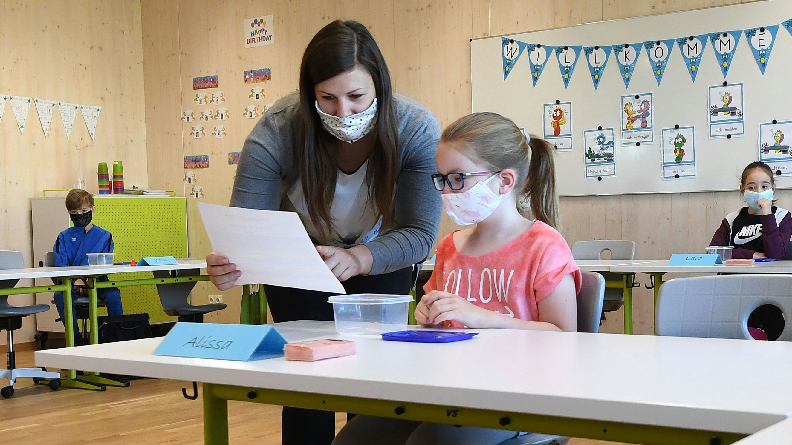 Download von www.picturedesk.com am 24.08.2021 (16:26).  ABD0007_20200518 - BRUNN AM GEBIRGE - ÖSTERREICH: ++ THEMENBILD ++ Illustration zu dem Thema Schulbeginn für Volksschulen, AHS-Unterstufen, Neuen Mittelschulen (NMS) und Sonderschulen nach der Corona-Sperre. Im Bild: Eine Lehrerin unterrichtet eine Schülerin am Montag, 18. Mai 2020, in einer Volksschule in Brunn am Gebirge. - FOTO: APA/HELMUT FOHRINGER - 20200518_PD0761 - Rechteinfo: Rights Managed (RM)
