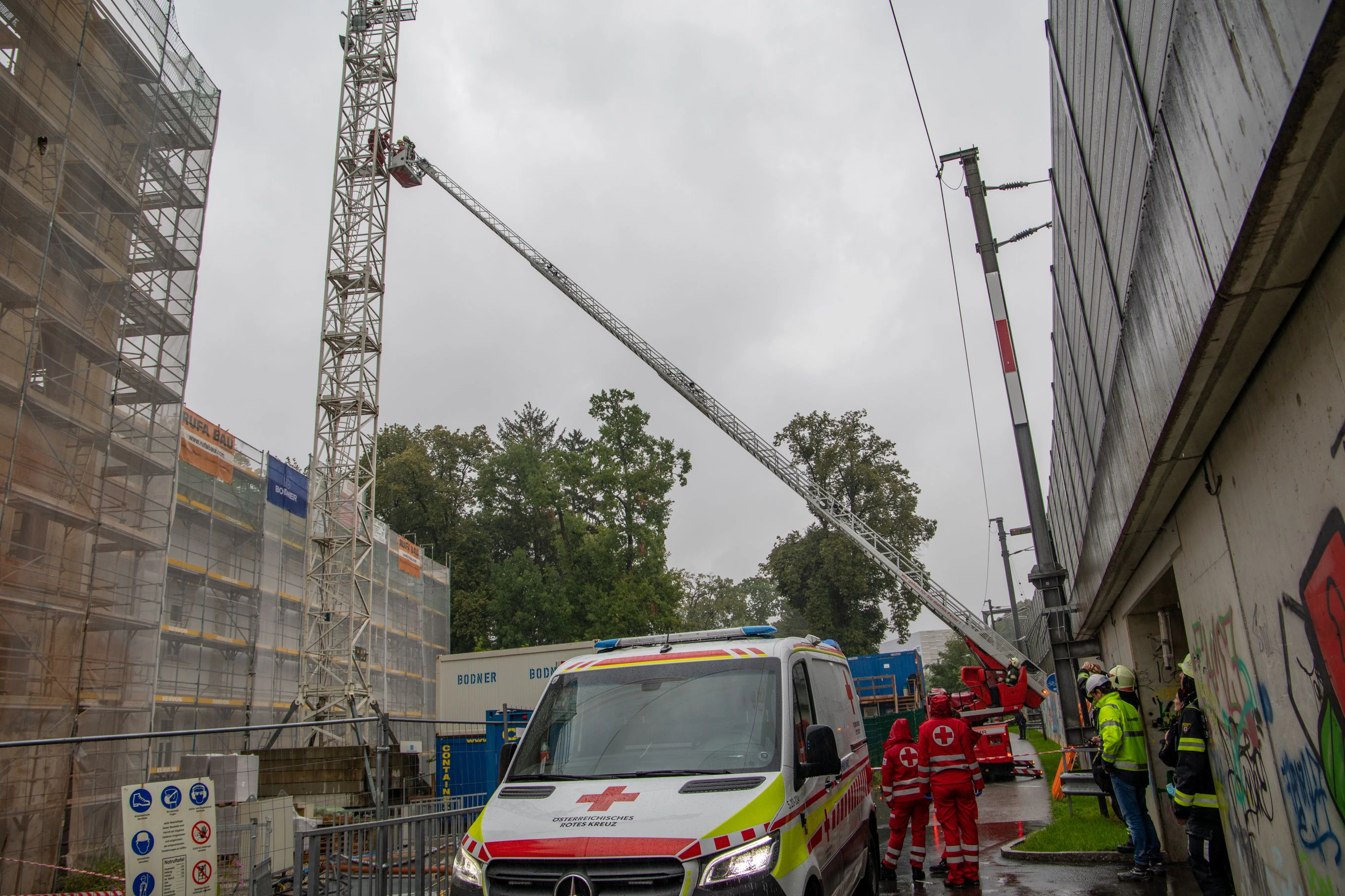 Salzburg Feuerwehr rettet Kranführer