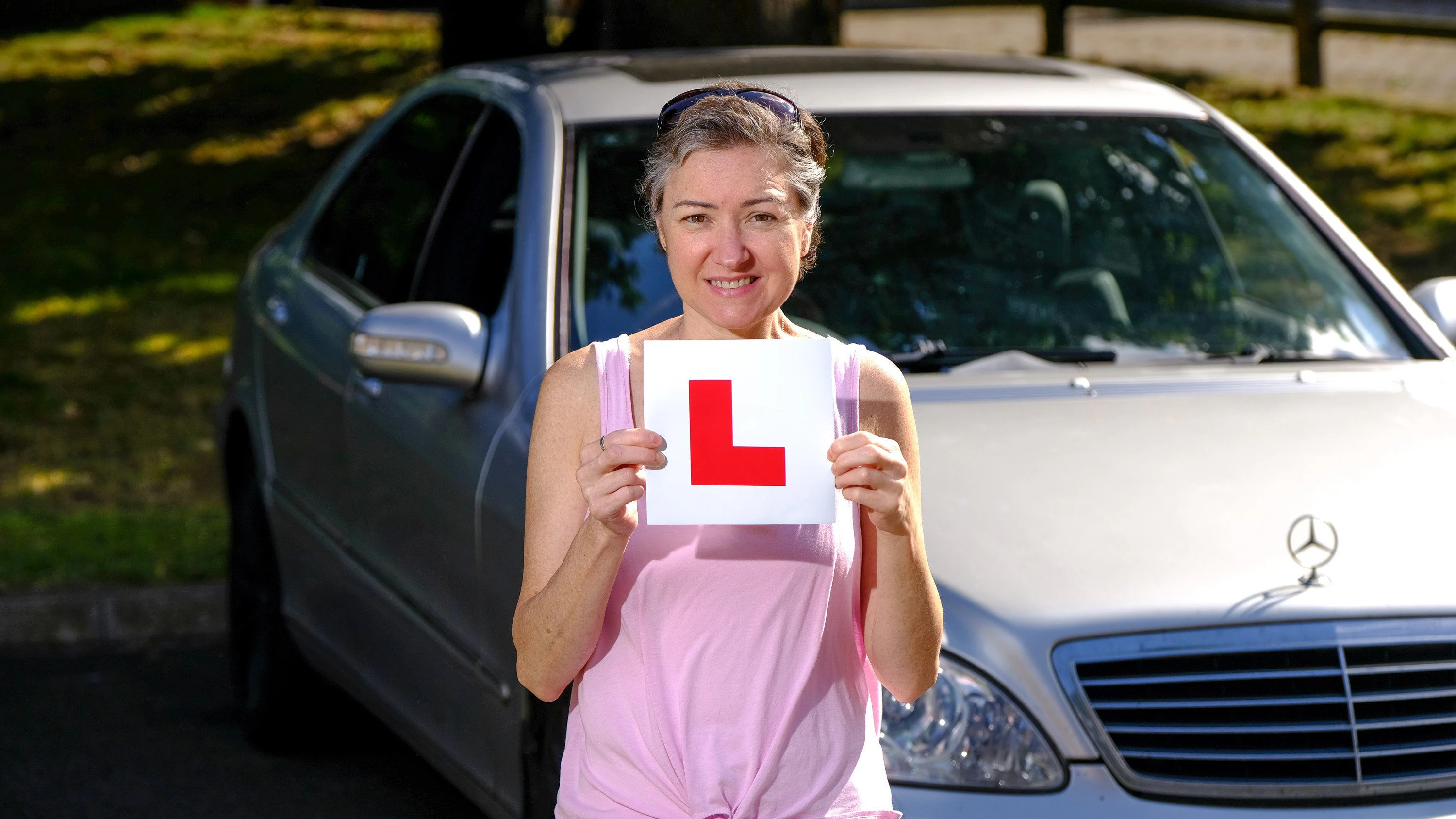 Download von www.picturedesk.com am 25.08.2021 (14:00).  ACT action_36412973 -- **Sent under embargo - no use before 14.00BST August 23 2021** Mum of 2 Isabelle Stedman, 47, from Ampthill in Bedfordshire has been learning to drive since she was 17, but due to a bizarre phobia that causes her to fall asleep behind the wheel when she becomes overwhelmed, shes still not managed to pass, despite learning to drive on and off for 30 years. See SWNS story SWTPdrive. A mum has told how she hasn't passed her driving test after 30 years and 1,000 lessons - because she's so terrified she passes out behind the wheel. Isabelle Stedman, 47, first started lessons when she was 17, but was instantly overwhelmed with dread whenever she got in the driving seat. She starts to sweat and shake and become so filled with fear she breaks down in tears and has to stop driving - or even worse loses consciousness. Her crippling phobia comes despite never being in a car crash, and peaks when she encounters her ultimate nemesis - roundabouts. / action press - 20210818_PD9858 - Rechteinfo: Rights Managed (RM)