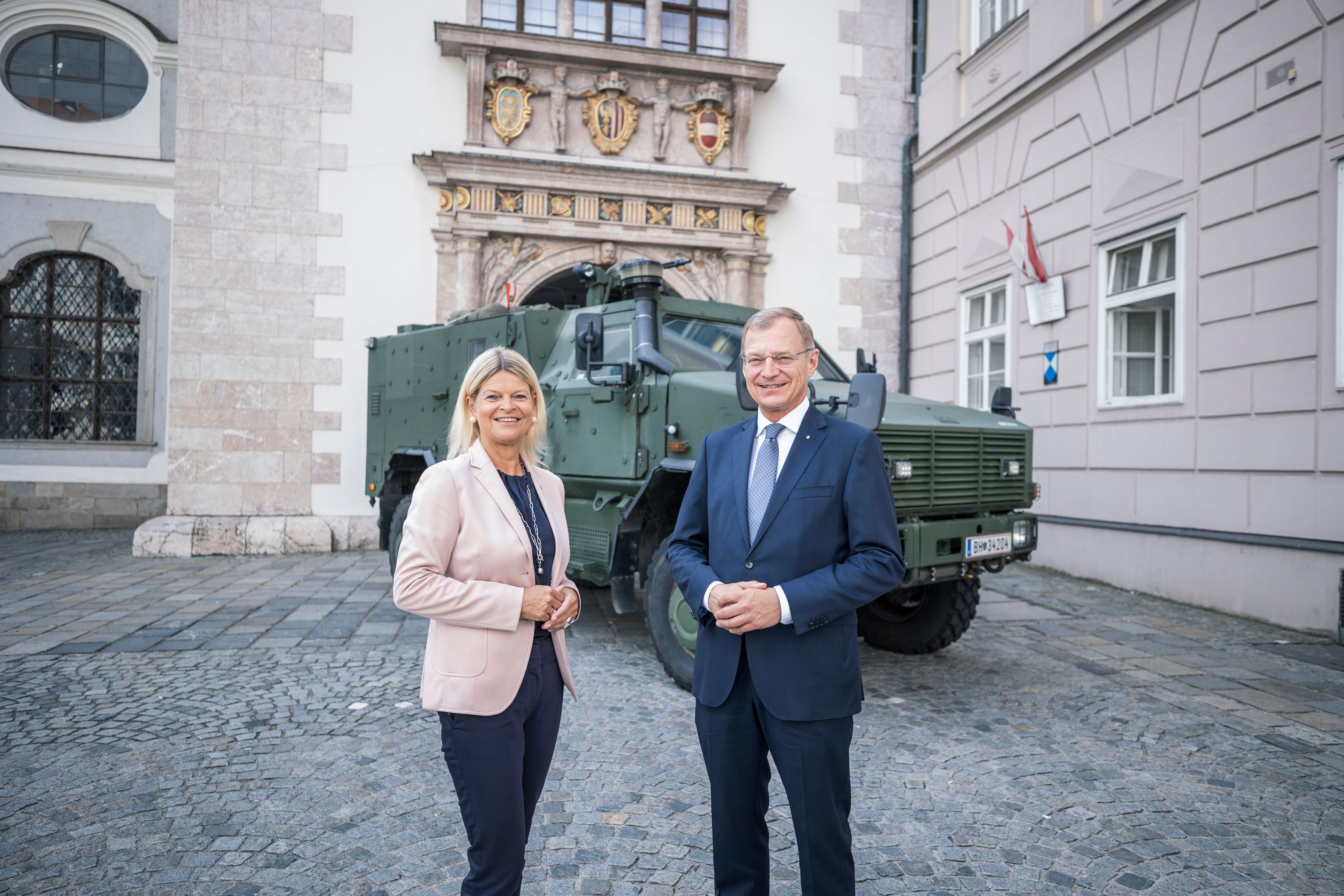 Ministerin Klaudia Tanner und LH Thomas Stelzer unterzeichneten eine Partnerschaft.
