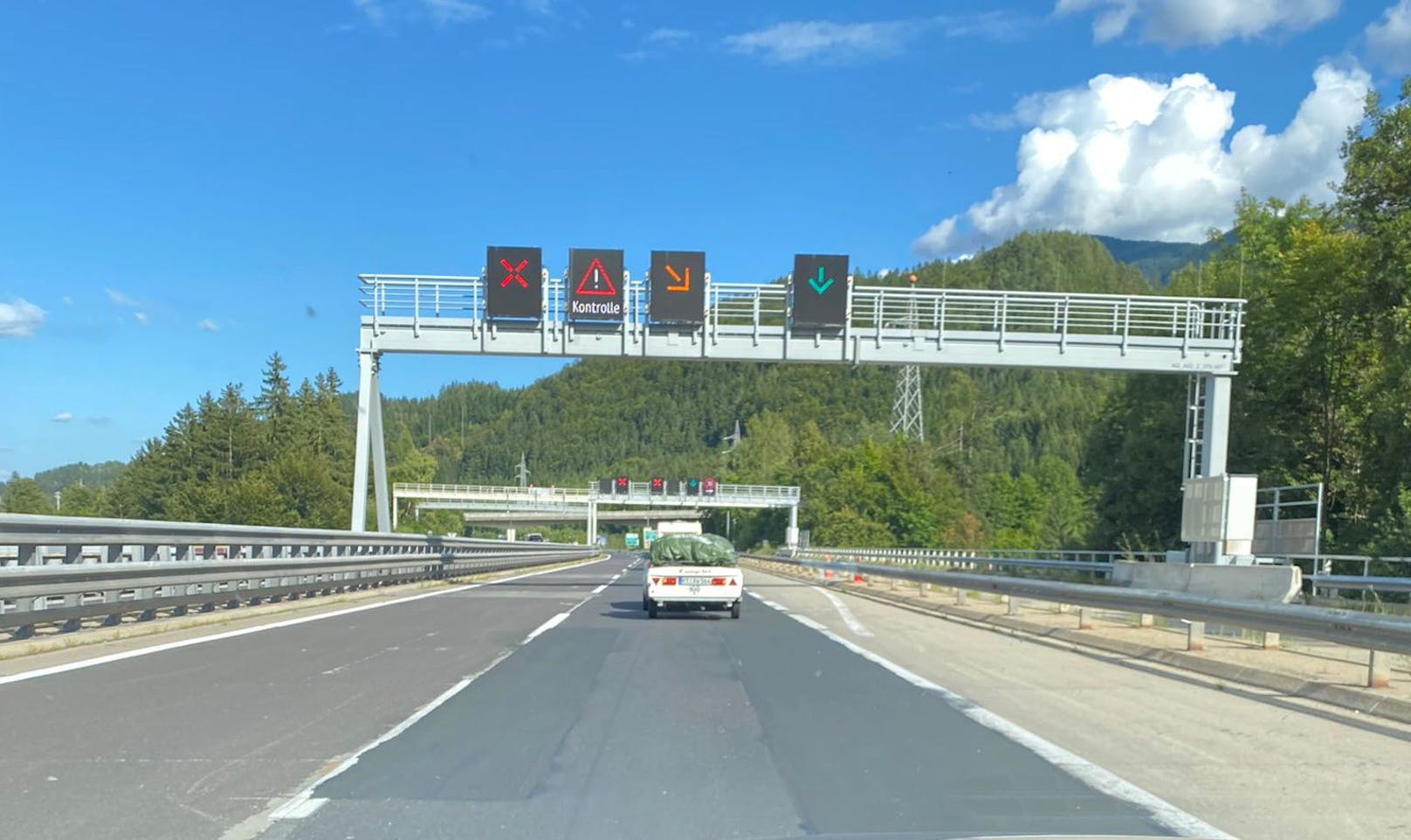 Scharfe Corona-Kontrollen: Die Autobahn ist gesperrt. Jedes Fahrzeug wird bei der Rückkehr aus der Adria am Grenzübergang Arnoldstein abgeleitet und die Insassen werden kontrolliert.