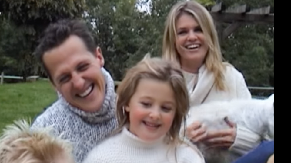 Michael Schumacher mit seiner Familie. Ein Screenshot aus dem Doku-Trailer.