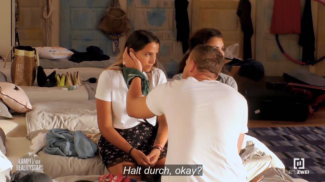 Chris will Jenny trösten und streicht über ihre Wange.