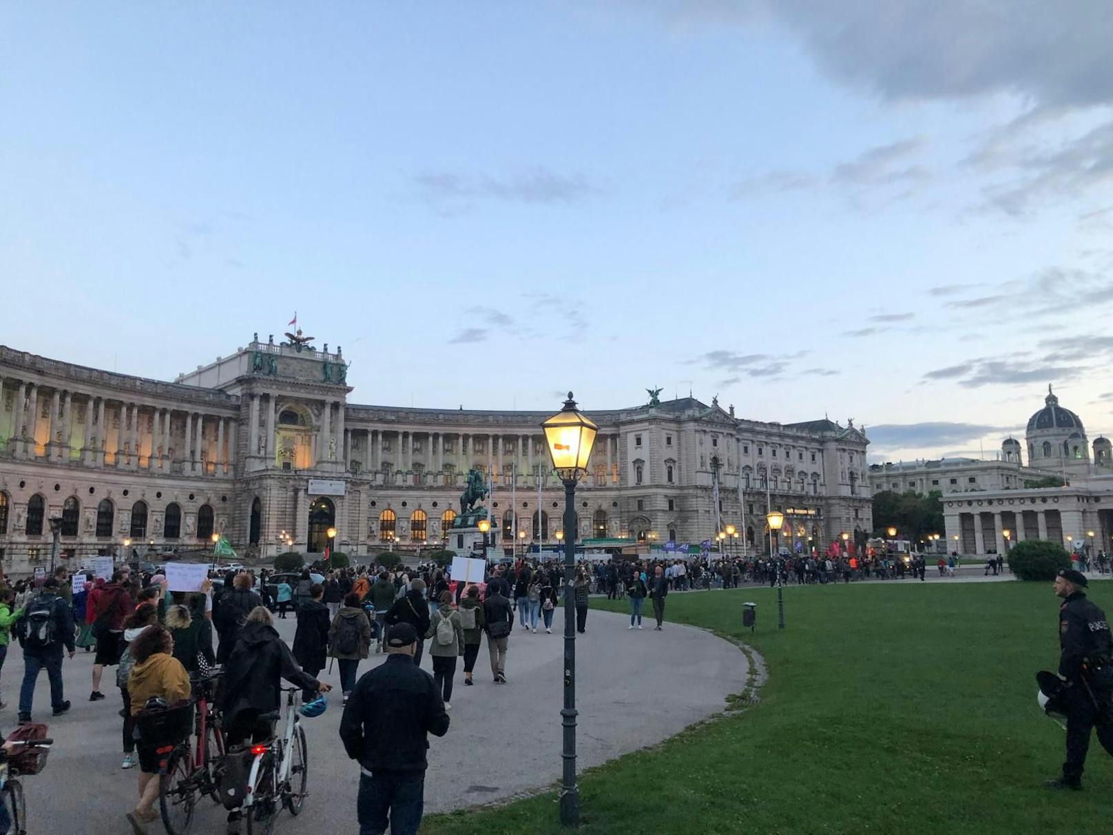 Tausende Menschen demonstrierten am Dienstag in Wien gegen den ÖVP-Kurs in Sachen Afghanistan.