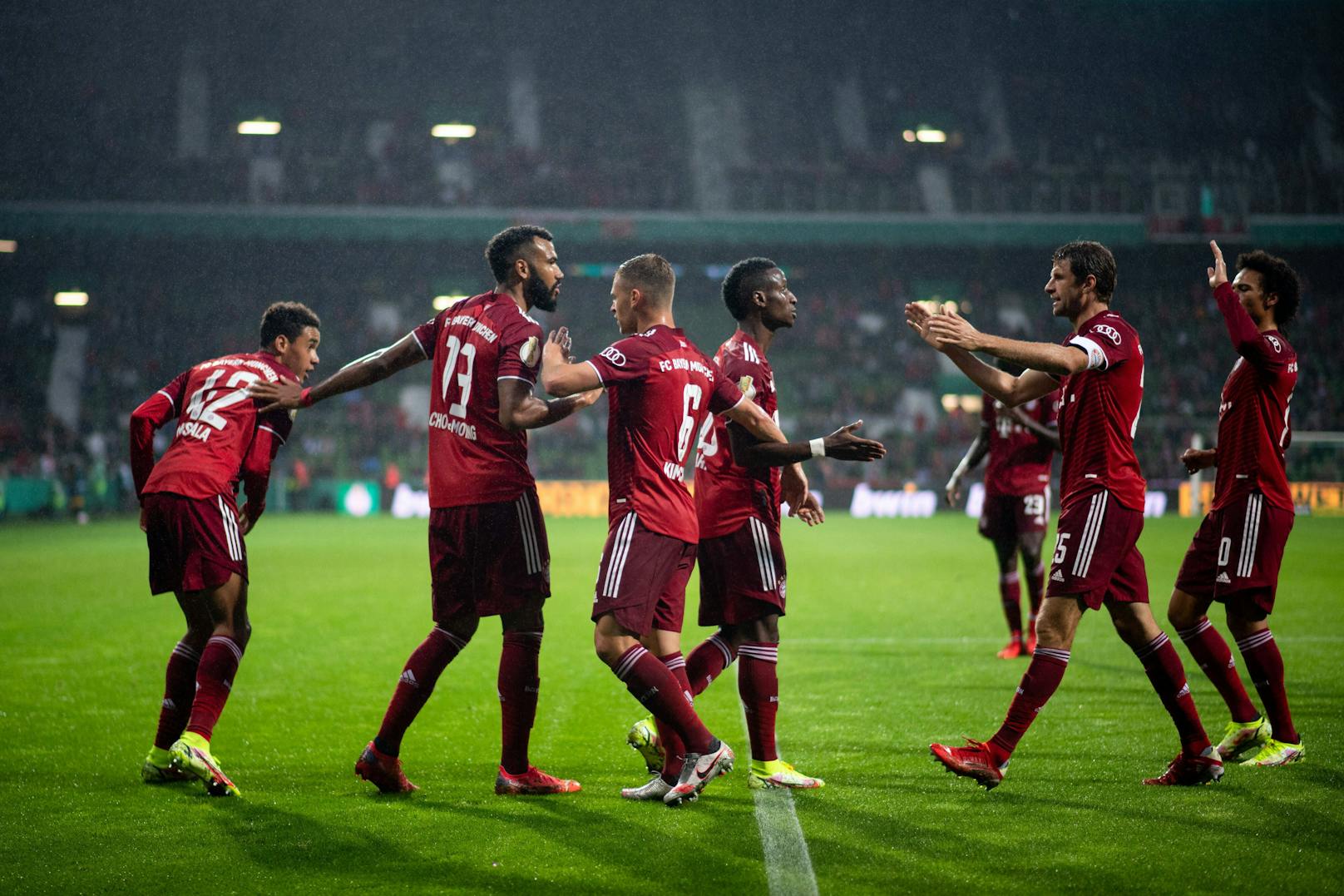 Die Bayern feiern den klaren Sieg gegen Bremen. 