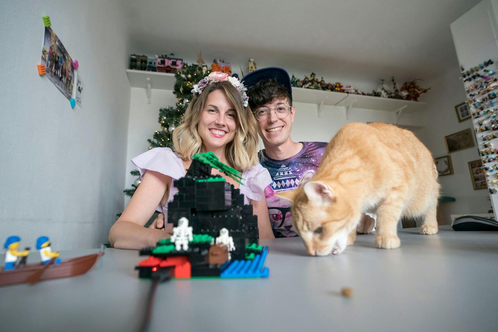 Seit dem Vorjahr bieten sie einen Livestream an, der sie beim Lego bauen zeigt. Immer mit dabei ist Kater Pumbaa (13).