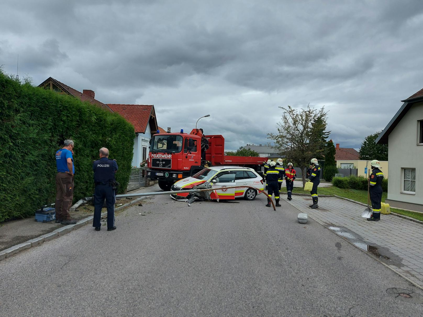 Crash mit Samariterbund-Auto: Feuerwehr im Einsatz