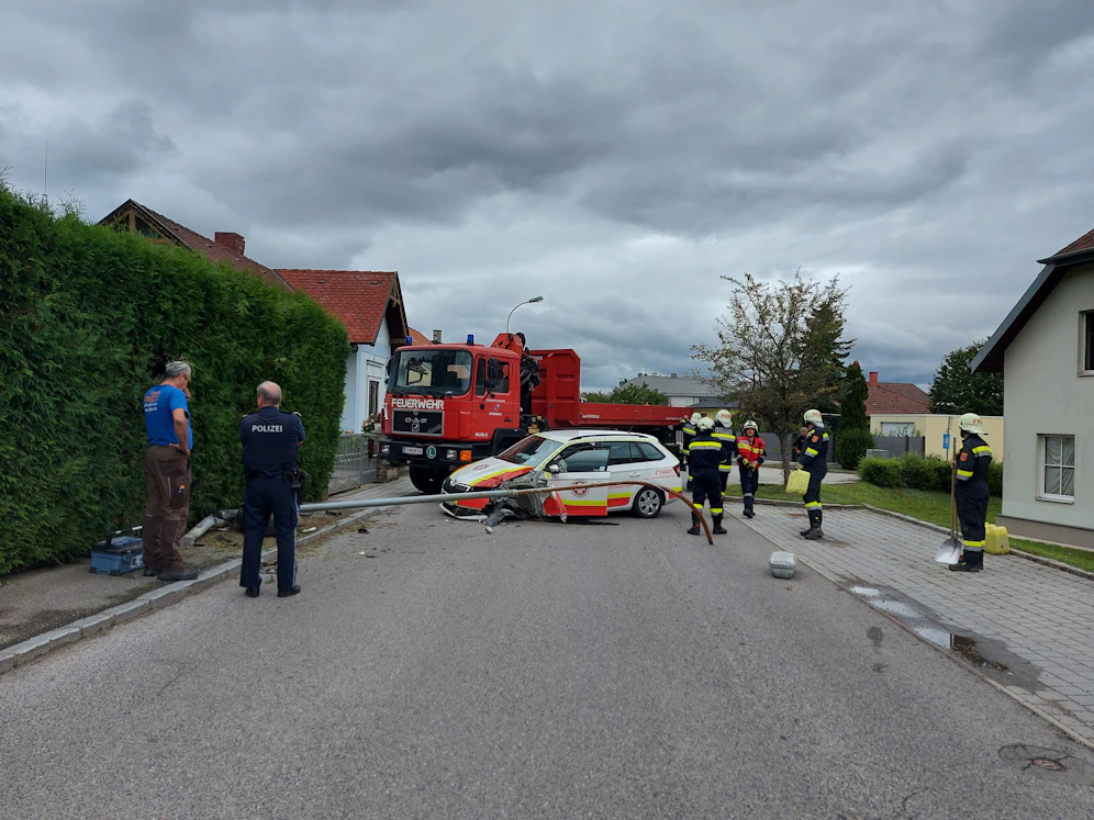 Crash mit Samariterbund-Auto: Feuerwehr im Einsatz