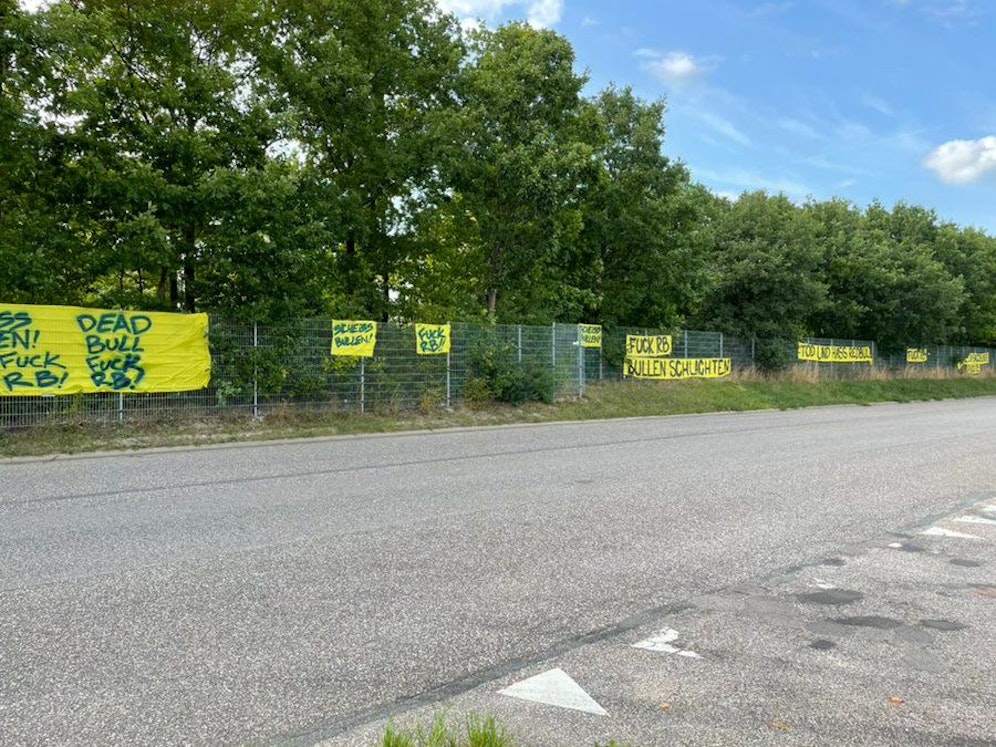 Die Plakate auf dem Weg zum Stadion. 