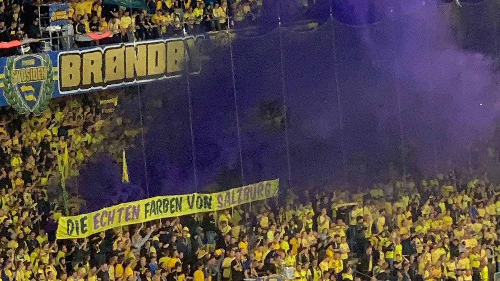 Die Bröndby-Fans mit ihrem Salzburg-Transparent. 