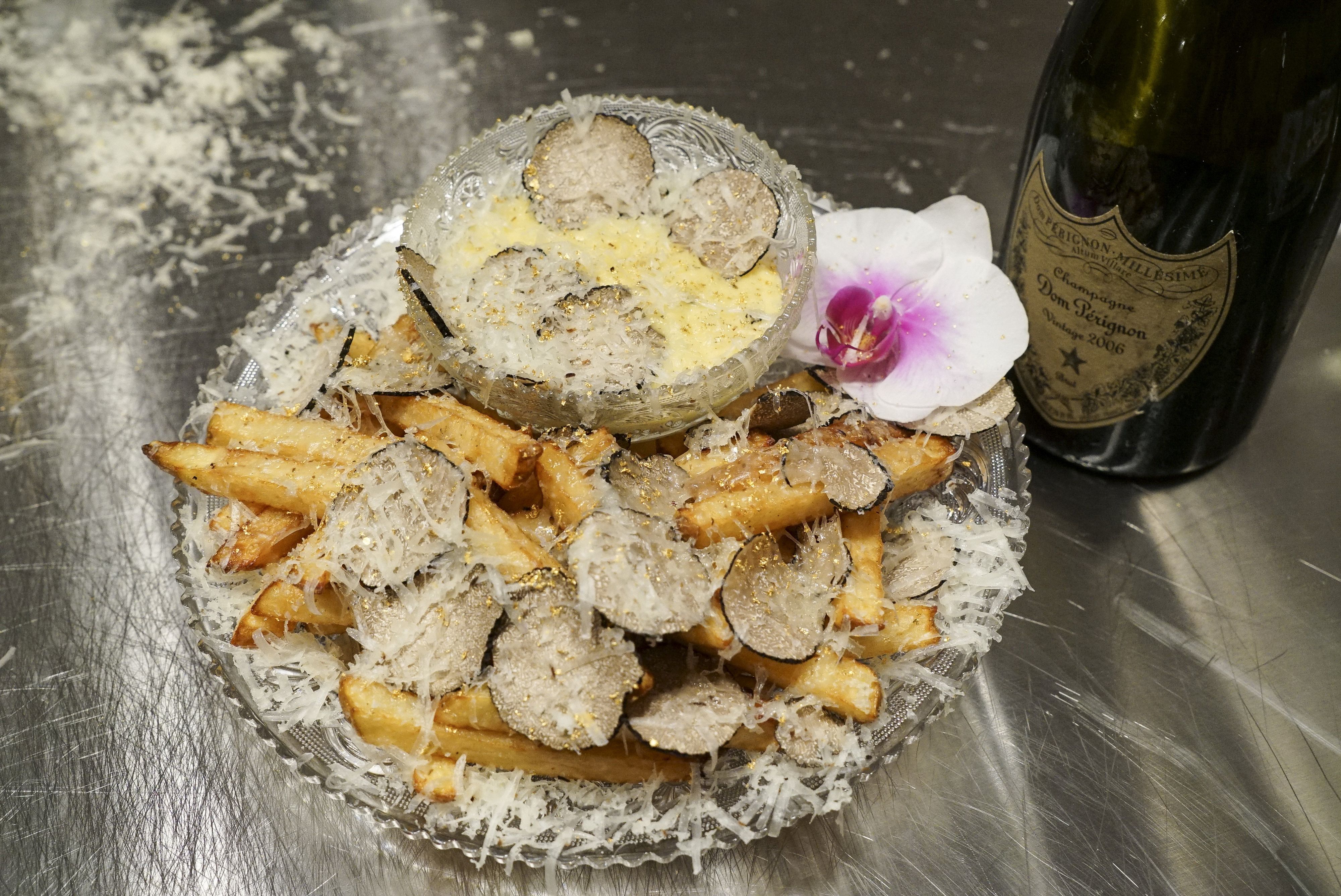 Download von www.picturedesk.com am 25.08.2021 (13:53).  ACT action_36311818 -- Creme de la Creme Pommes Frites: Ein es Gericht aus Chipperbeck-Kartoffeln angerichtet mit Dom Perignon und Blattgold gibt es bei Serendipity 3 in New York für 200 Dollar -- This is the world's most expensive plate of chips and are worth more than £144. See SWNS story SWOCchips. The 'Creme de la Creme Pommes Frites' are blanched in Dom Perignon Champagne and dusted with 23K solid gold to give them their price tag. They are available from Serendipity3, a restaurant in New York, USA, and have been recognised by Guinness World Records as the world's most expensive fries. The posh potatoes were crafted by chefs Joe Calderone and Frederick Schoen-Kiewert, from Serendipity3 in celebration of National French Fry Day on July 13. They are made from high quality Chipperbeck potatoes that are triple-cooked in pure goose fat from Southwest France. Then they are blanched in Dom Perignon Champagne and J. LeBlanc French Champagne Ardenne Vinegar and topped with shaved Crete Senesi Pecorino Tartufello and Black Summer Truffles from Italy Finally they are seasoned with Guerande Truffle Salt, sprinkled with 23K edible gold dust and served on a Baccarat crystal Arabesque Plate. In addition, they are served with Mornay sauce made with Udder Cream, Black Truffle Butter, Gruyere Truffled Swiss Raclete - bringing the price up to $200 USD (£144). / action press - 20210713_PD16114 - Rechteinfo: Rights Managed (RM)