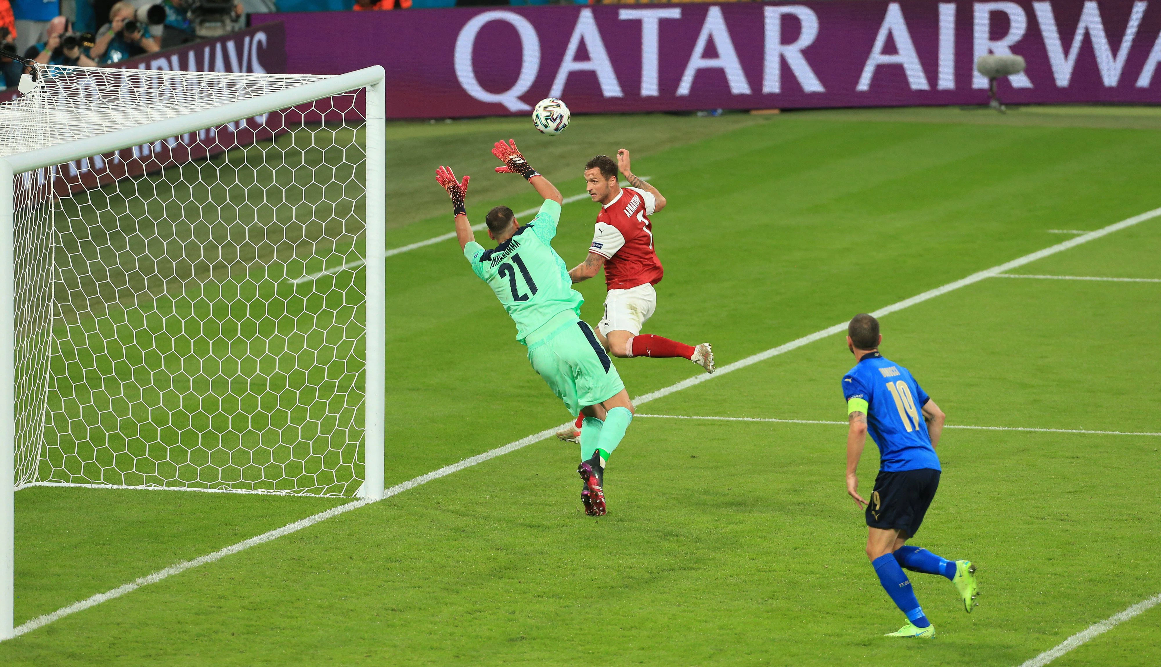 Arnautovic bezwingt Donnarumma. Ein Abseitspfiff verhindert die Führung für Österreich.