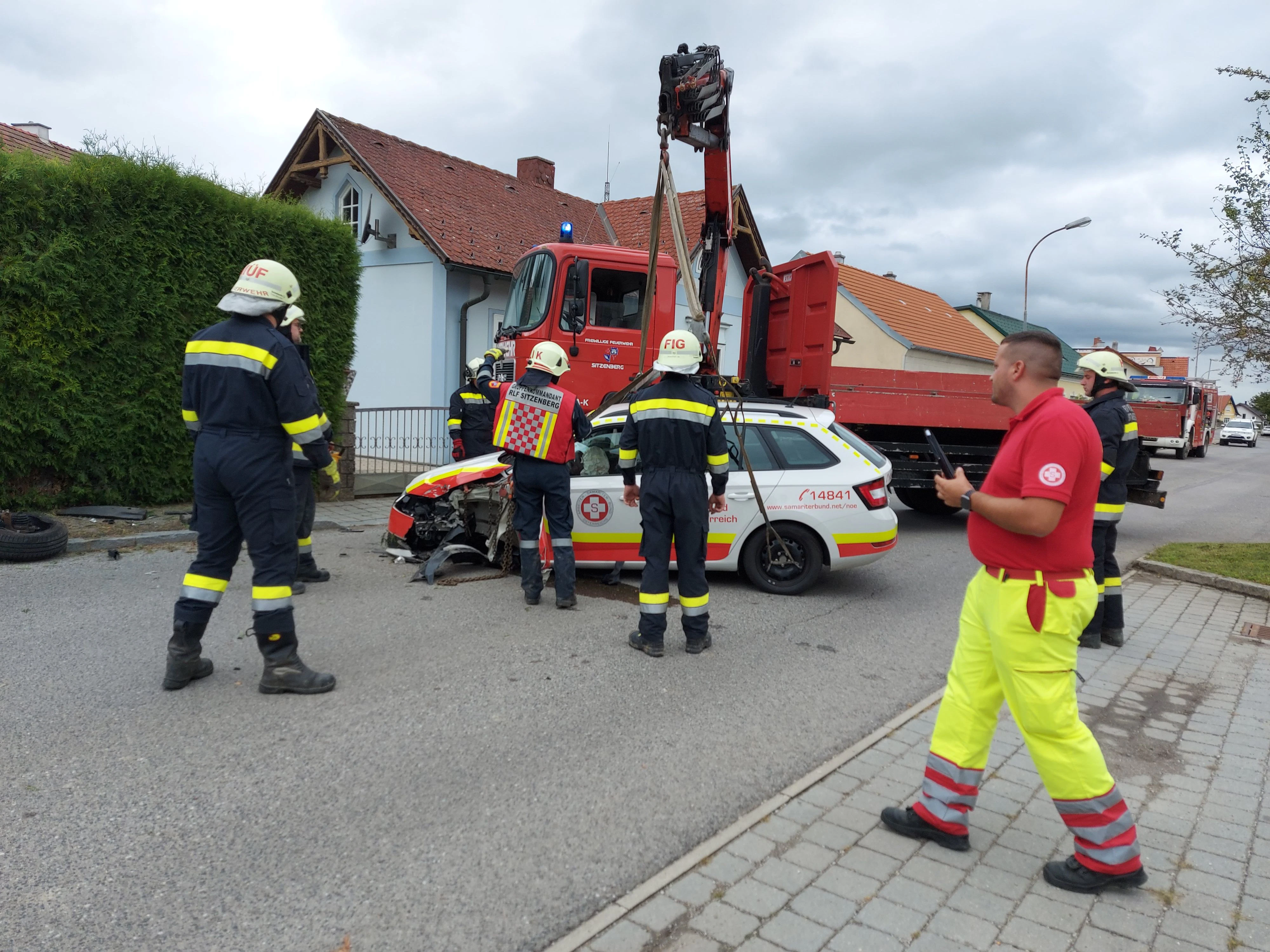 Crash mit Samariterbund-Auto: Feuerwehr im Einsatz