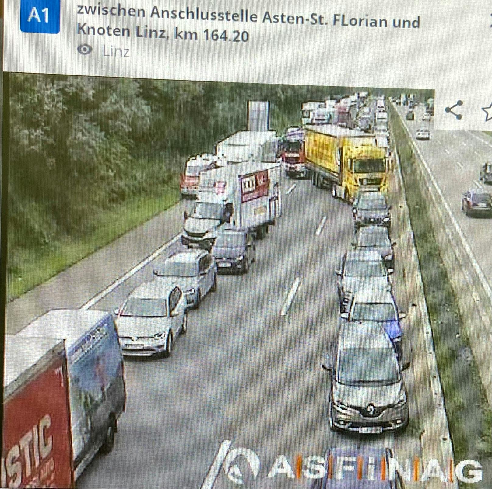 Nach dem Unfall kam es zu umfangreichen Staus.