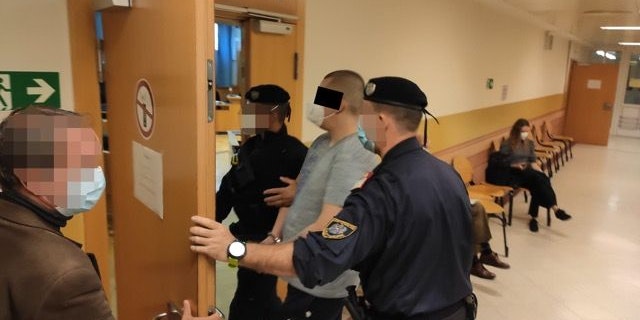 Aufgrund der Gefährlichkeit hatte der inhaftierte Handschellen