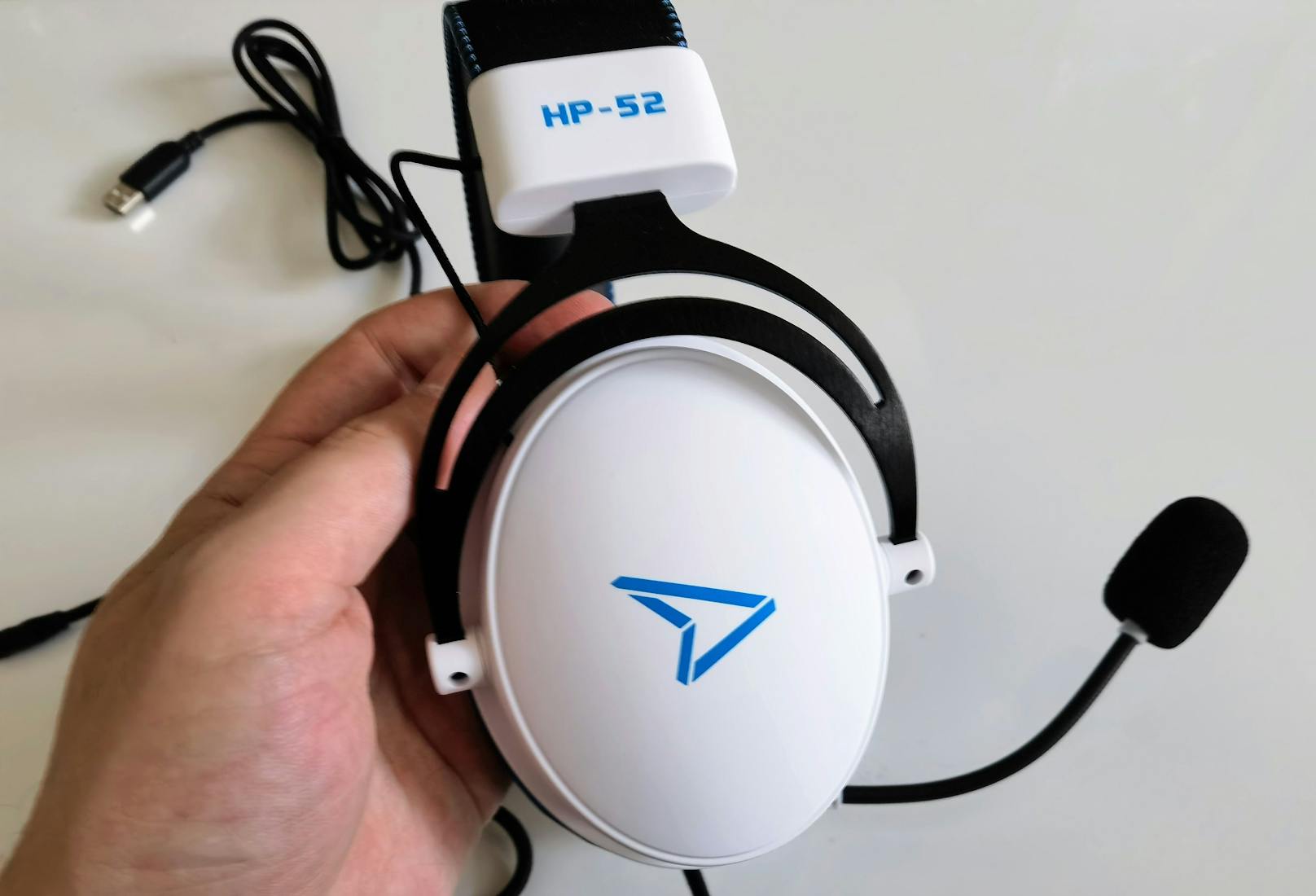 Für Ästheten: Das weiß-blau-schwarze Design des Headsets passt übrigens perfekt zum Look der PlayStation 5. An der Seite der Kopfhörer prangt auch ein nettes, leicht glänzendes Marken-Logo.