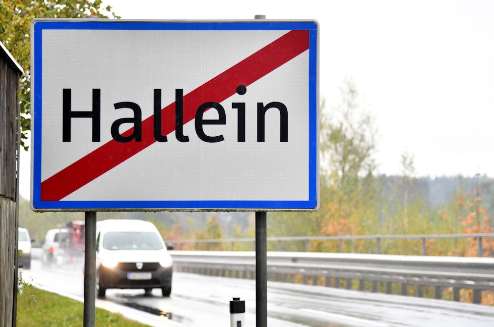 In der zweitgrößten Stadt Salzburgs herrscht Aufruhr nach der Anzeige gegen einen Spitzenbeamten wegen angeblicher NS-Lieder.