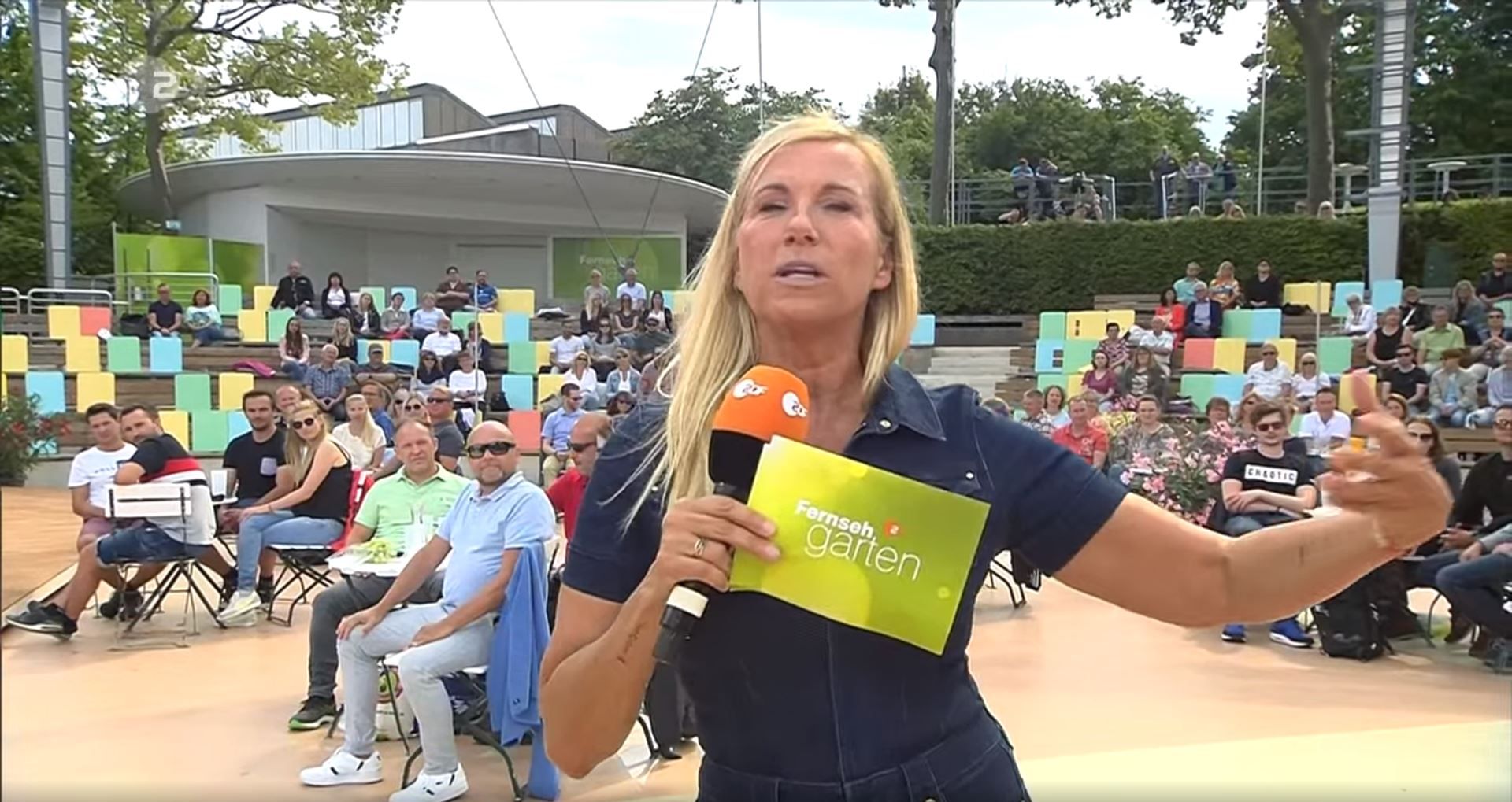 Andrea Kiewel zeigt ihr Jeans-Outfit.