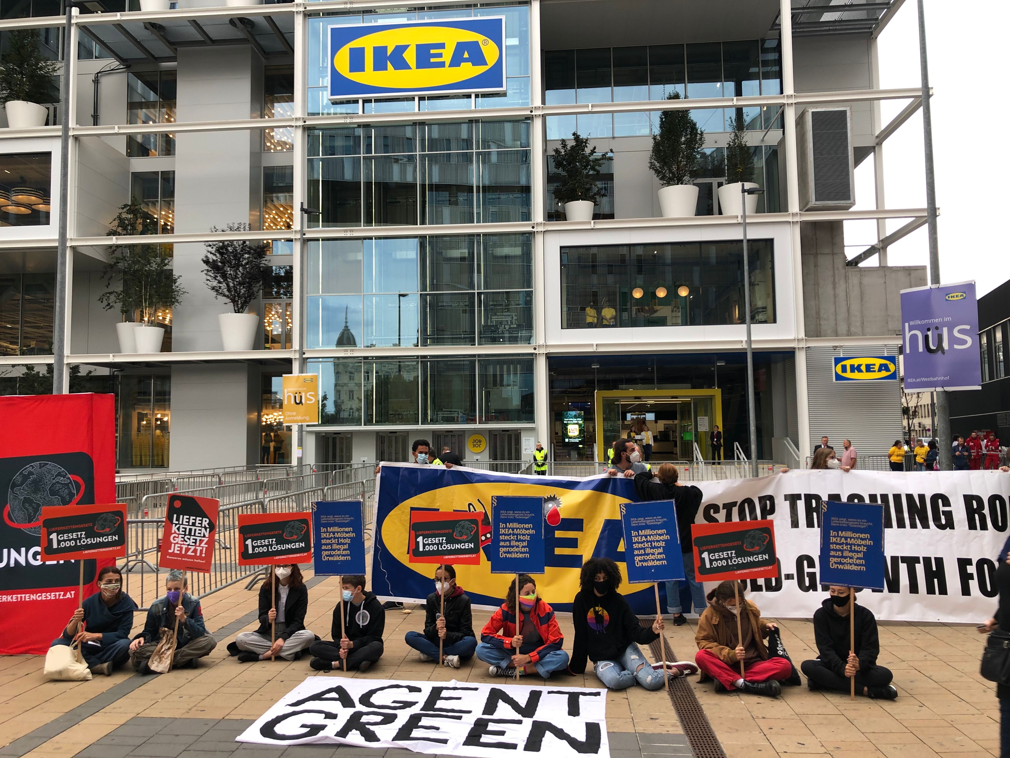Wenige Meter neben der glanzvollen Eröffnung des neuen IKEA am Westbahnhof demonstrierten rund 100 Menschen gegen 