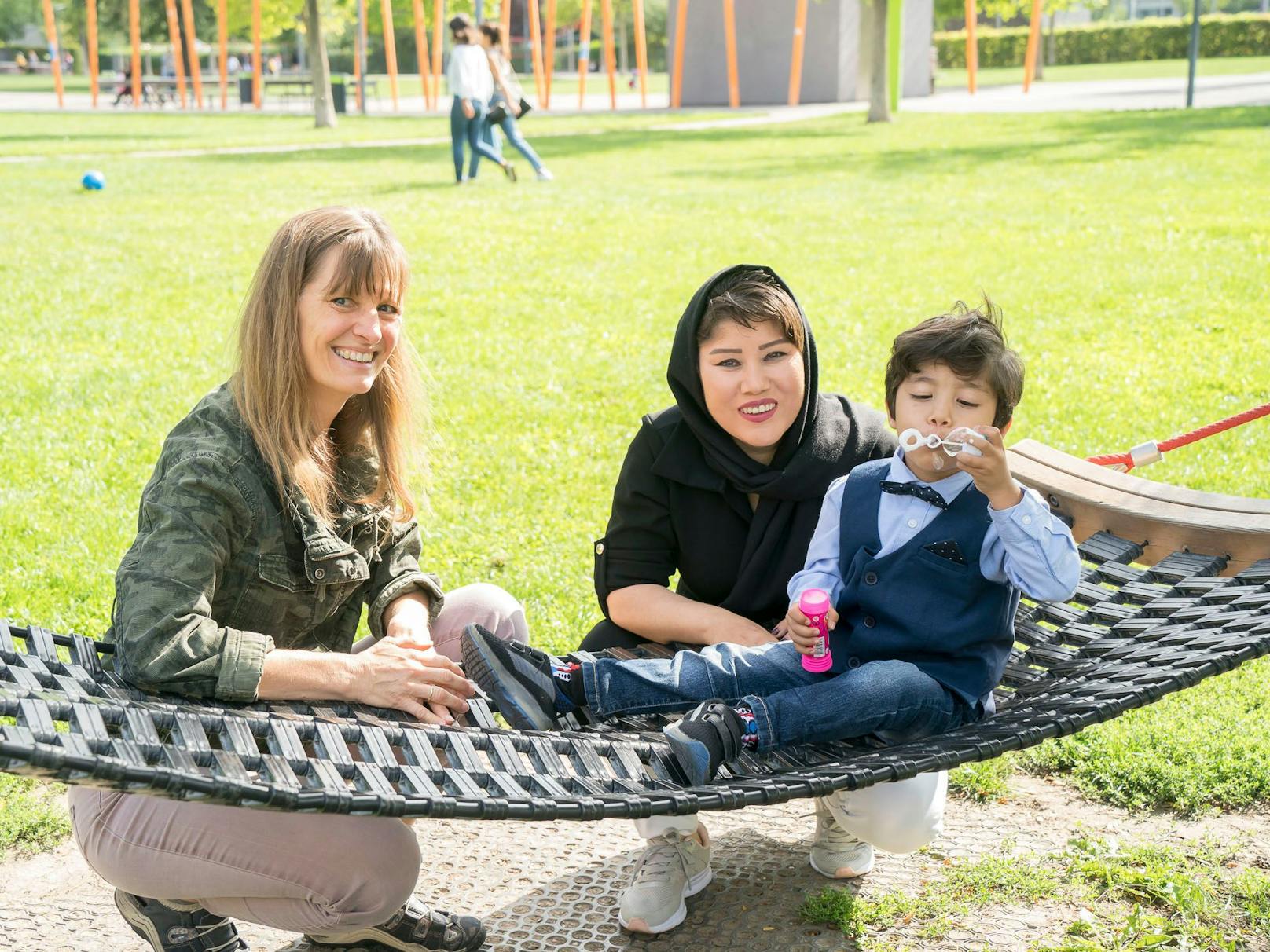 Flüchtlingsbuddy Renate Schröfl (55), die aus Afghanistan geflüchtete Fatima Mohammadi (27) und ihr Sohn Aria (3)
