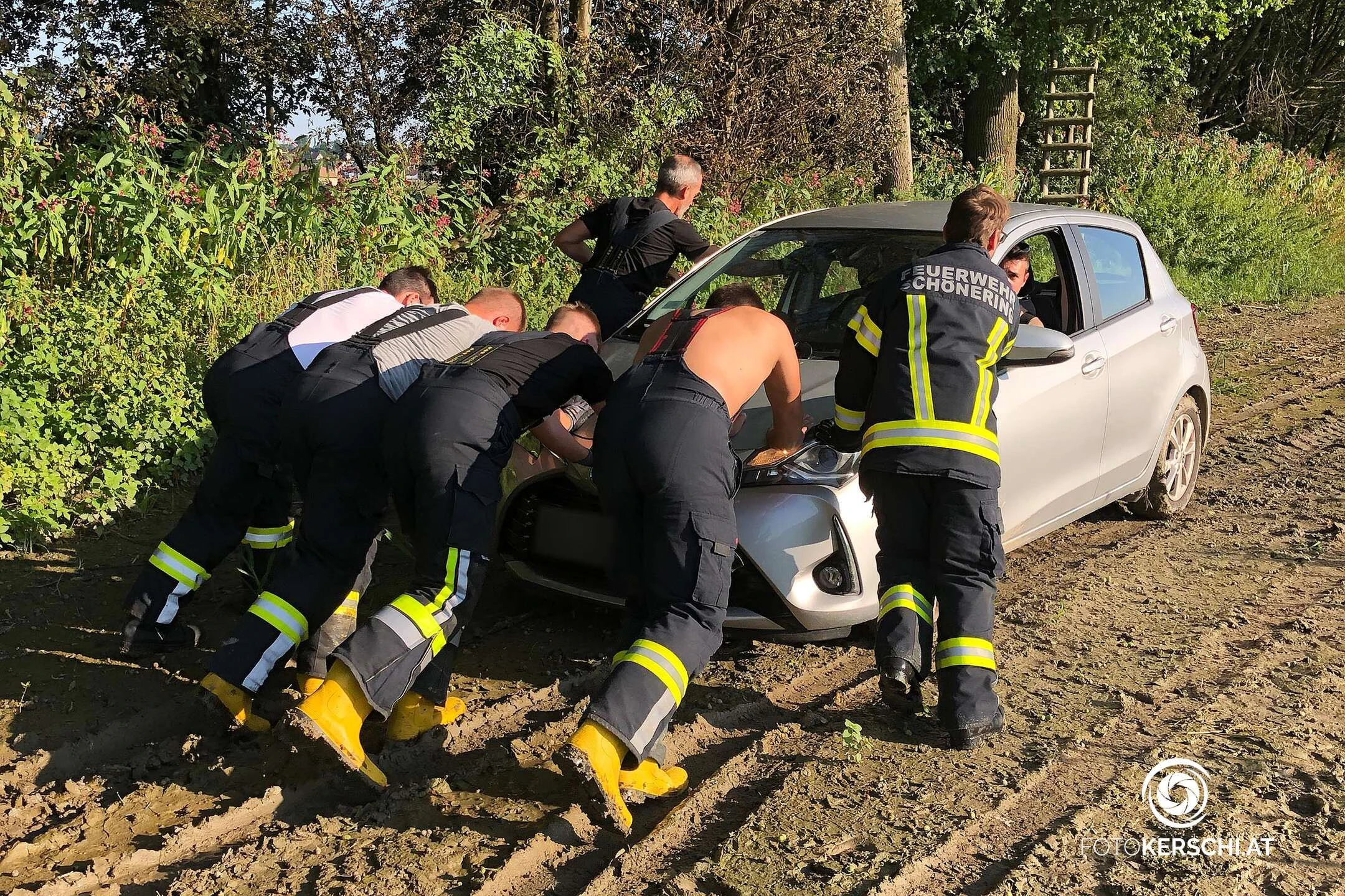 Mit vereinten Kräften wurde das Auto im Donau-Augebiet in Schönering wieder aus den Schlamm geschoben.