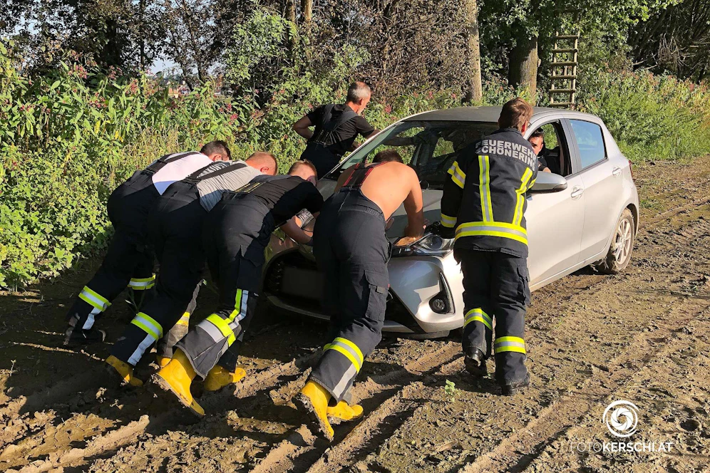 Mit vereinten Kräften wurde das Auto im Donau-Augebiet in Schönering wieder aus den Schlamm geschoben.