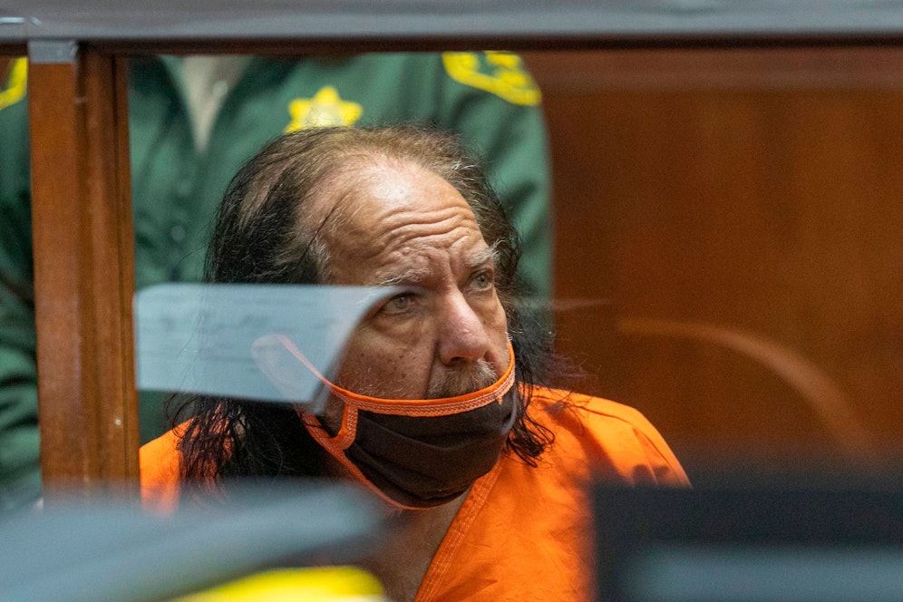 Der Pornodarsteller Ron Jeremy muss wegen Vergewaltigung und sexueller Nötigung von Frauen im Alter zwischen 15 und 51 Jahren vor Gericht.