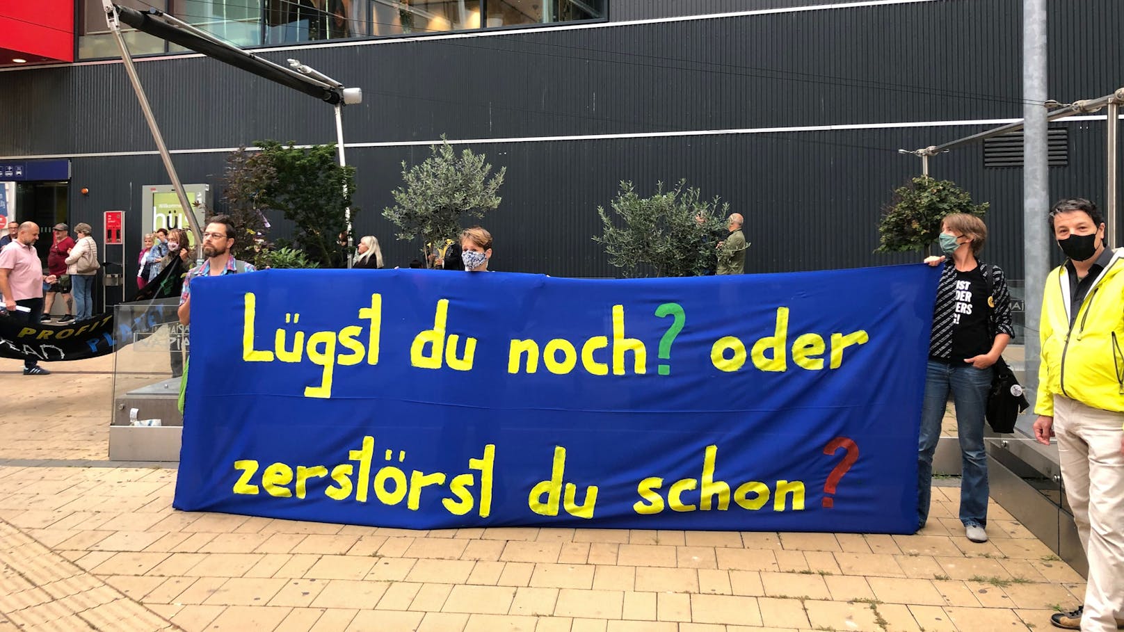 Die Demonstranten prangern die Doppelmoral an.