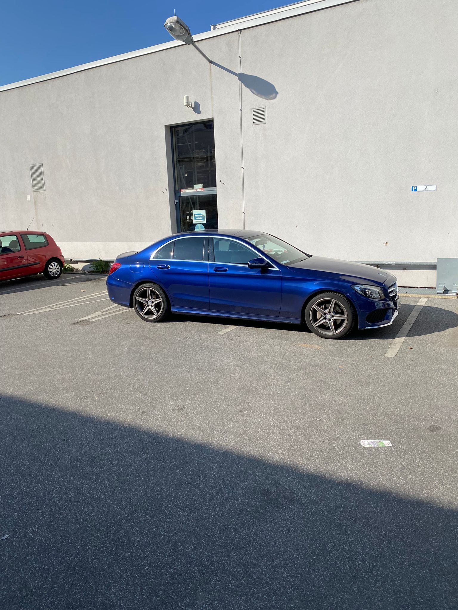 Dieser Mercedes-Fahrer nutzte ohne Behindertenausweis zwei Behindertenparkplätze.