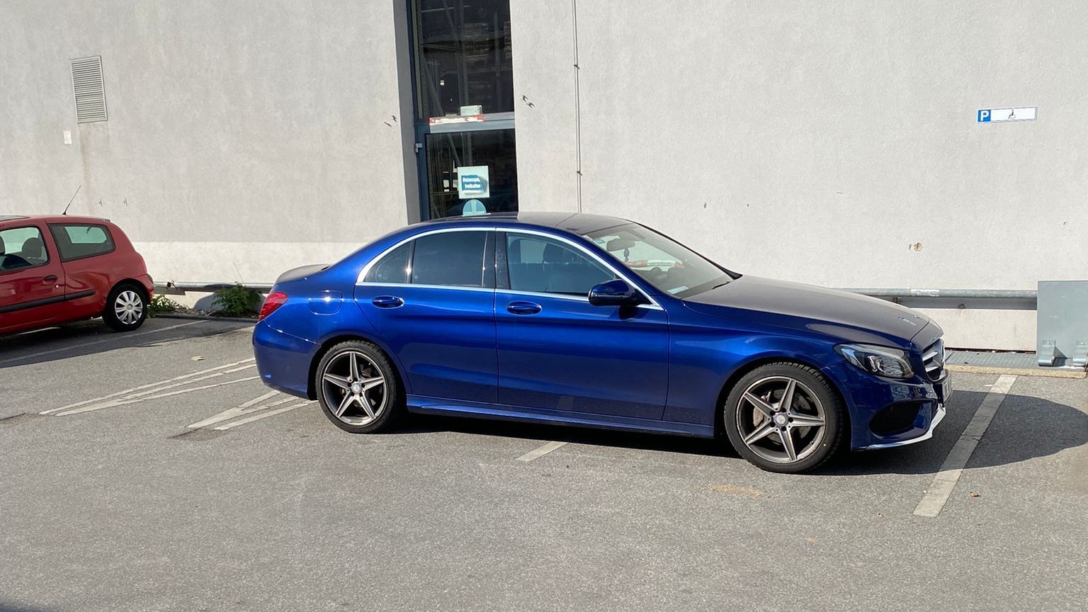 Dieser Mercedes-Fahrer nutzte ohne Behindertenausweis zwei Behindertenparkplätze.