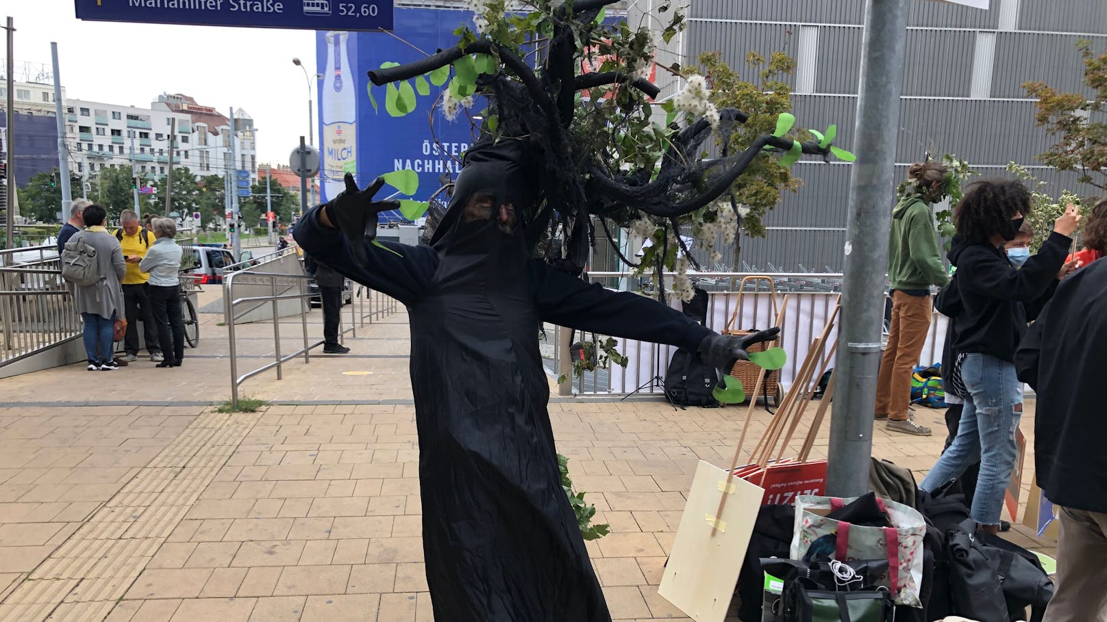 Aktivist Josef Etzelsdorfer verkleidete sich als Baum.