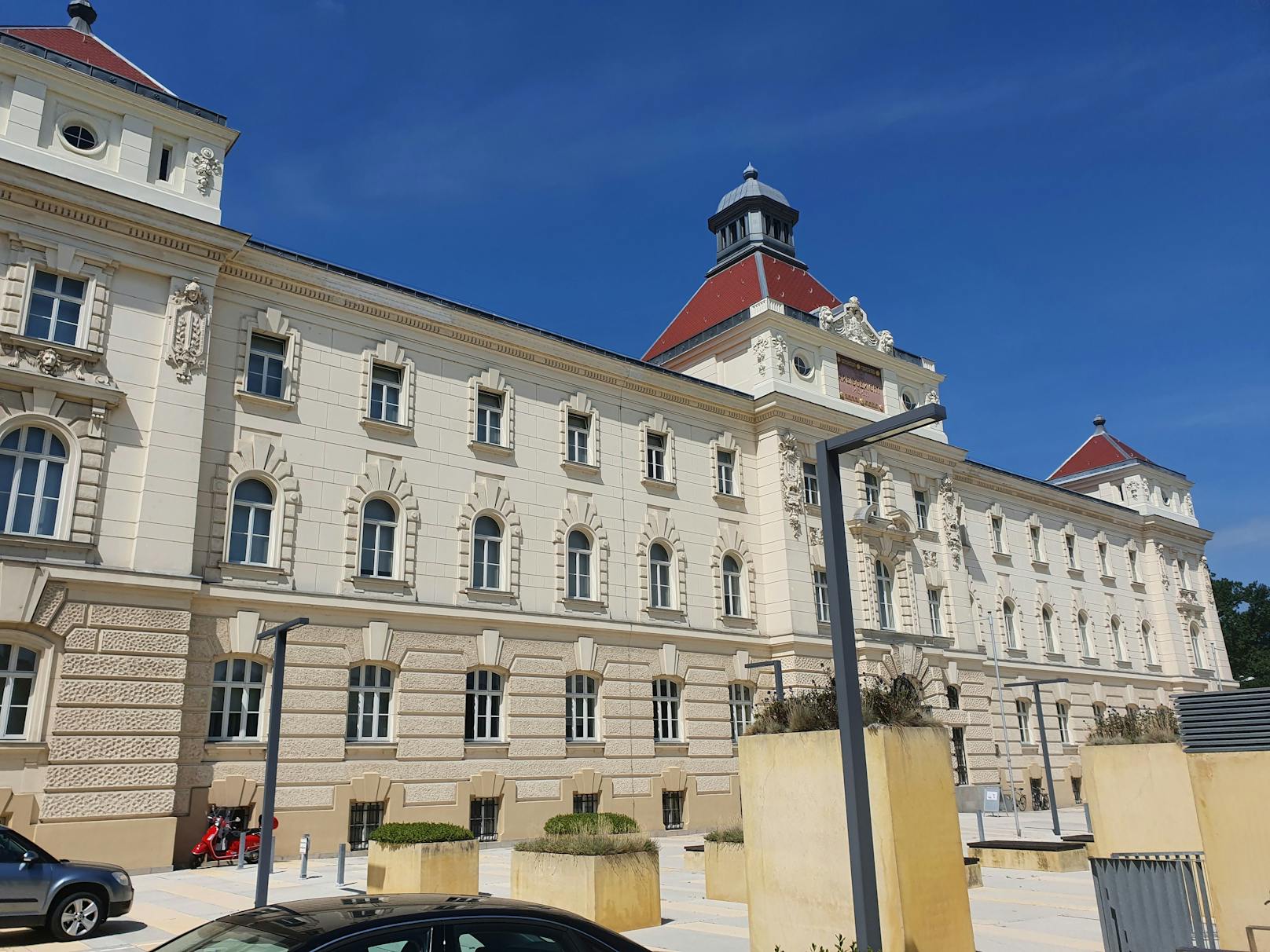 Der Prozess fand am Gericht in St. Pölten statt: Der Bursche kam mit einer bedingten Haftstrafe davon.