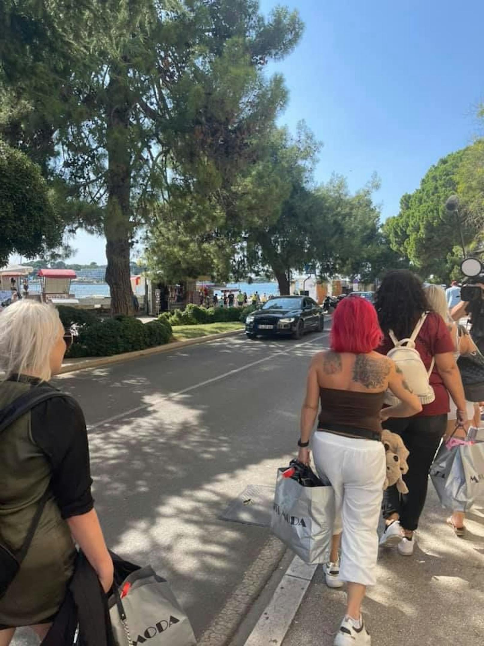 Die Reisegruppe marschiert in ihr Hotel.
