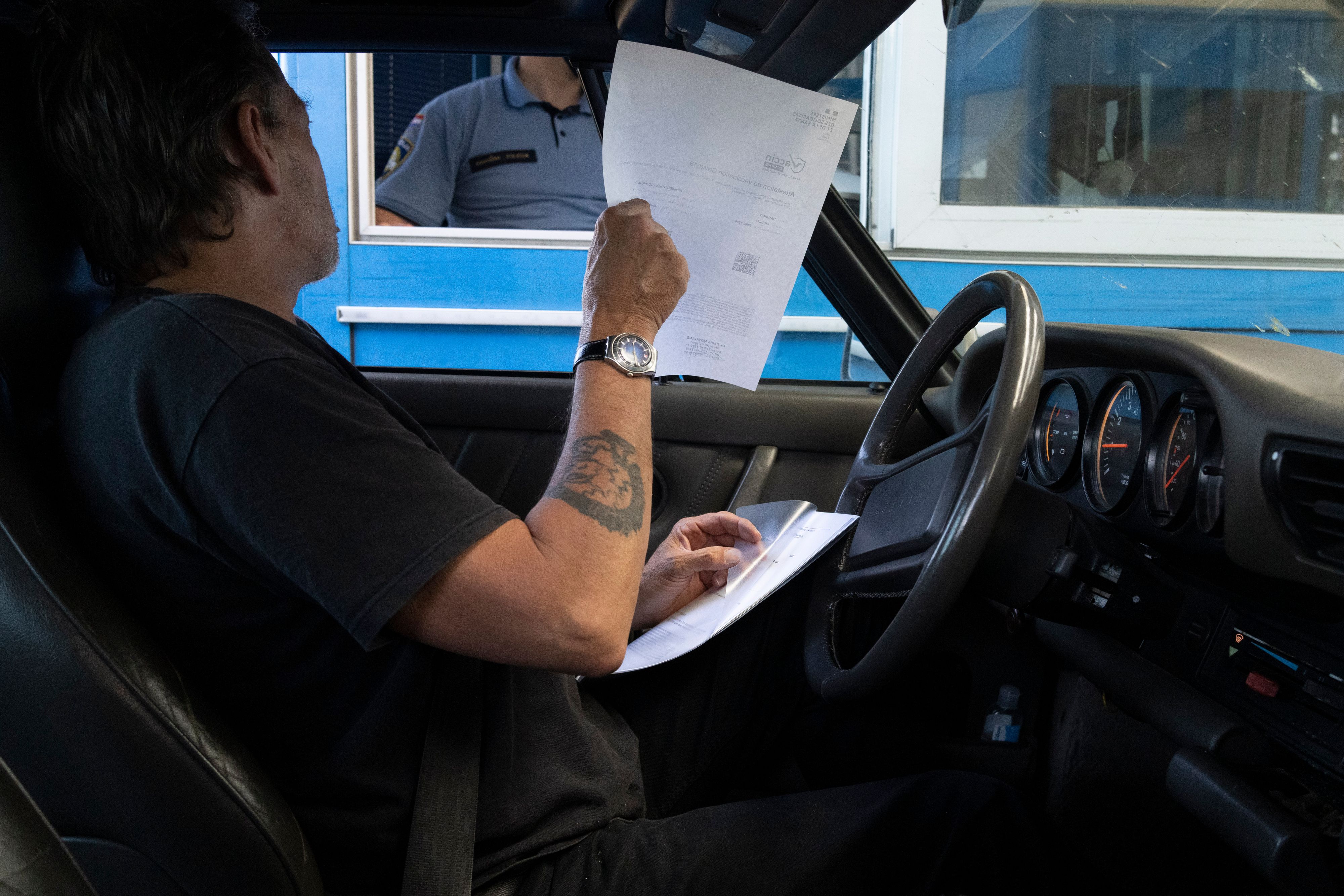 Download von www.picturedesk.com am 26.08.2021 (12:55).  Enrico Dagnino, a traveler from France passes documents to a Croatian border police officer at the border crossing between Croatia and Slovenia, in Bregana, Wednesday, June 2, 2021. The European Union wants to revamp Europe's ID check-free travel area after coronavirus restrictions placed new strains on tourism and business travel throughout the bloc. (AP Photo/Darko Bandic) - 20210602_PD4295 - Rechteinfo: Rights Managed (RM)