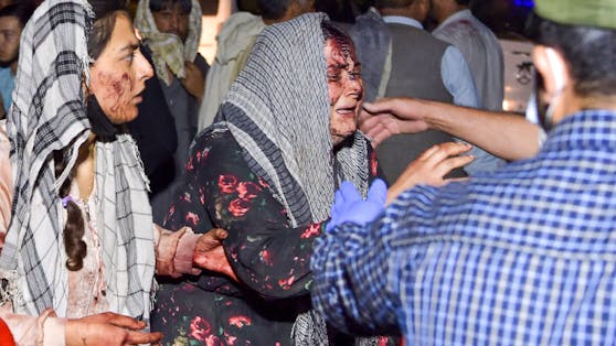 Bei zwei Anschlägen am Flughafen von Kabul sind über 60 Menschen getötet und 50 verletzt worden