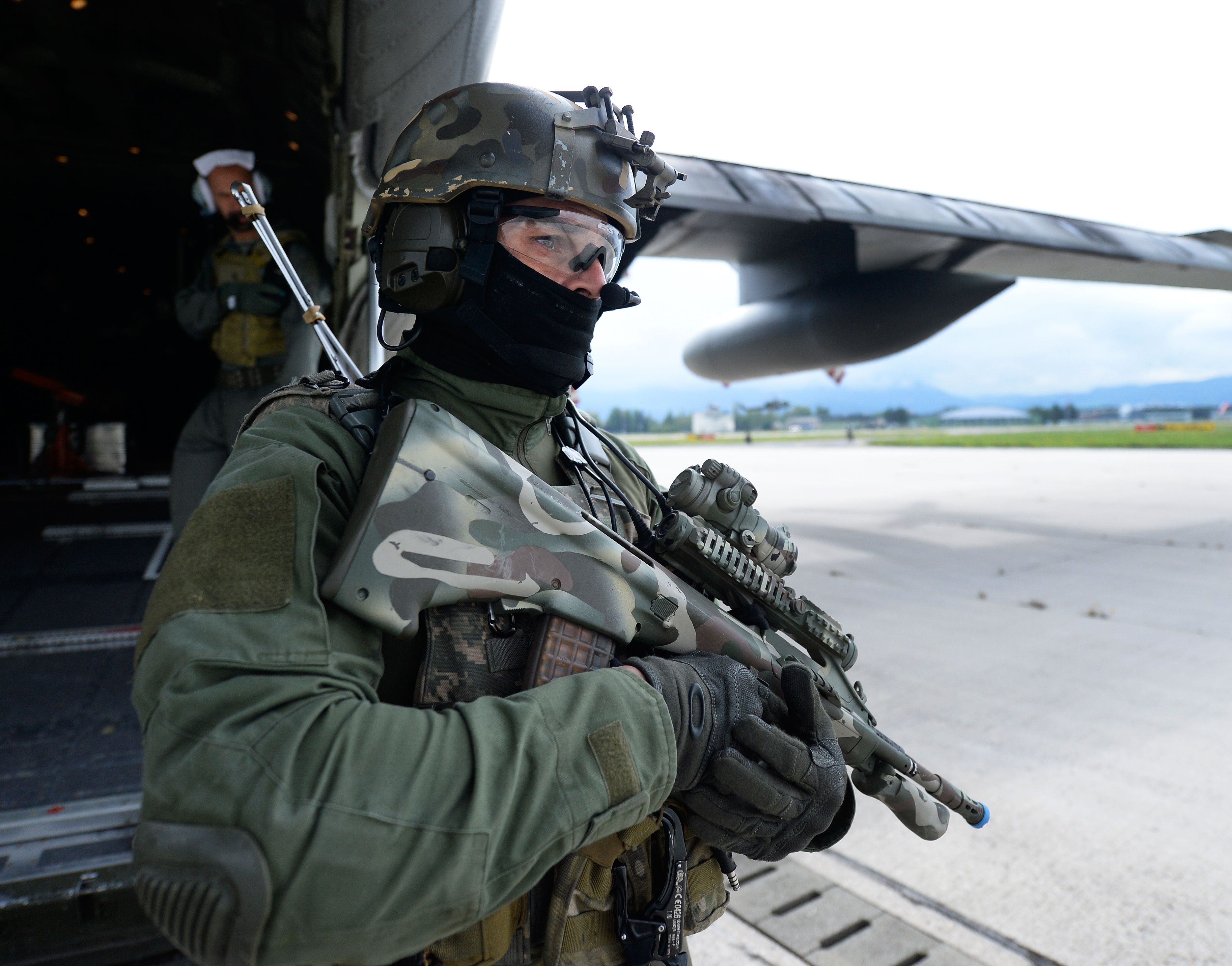 Das Jagdkommando überwacht die Räumung.