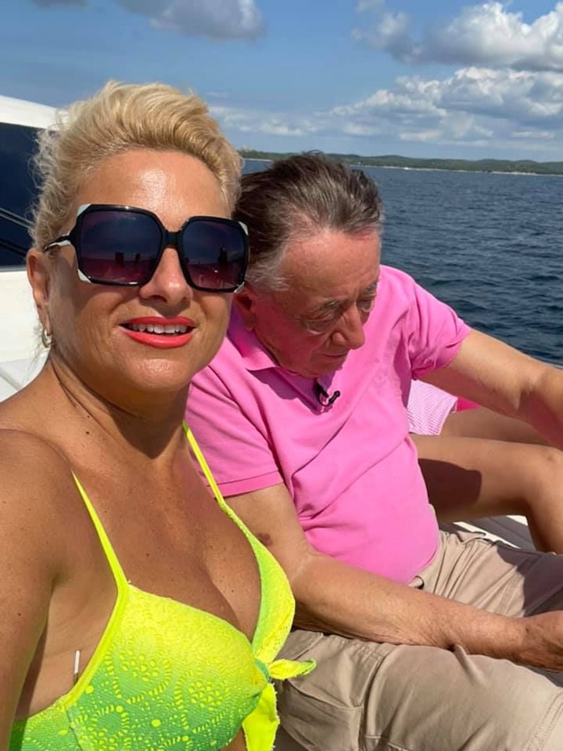 "Käfer" Sonja im Bikini, Richard Lugner artig im Shirt und Hose 