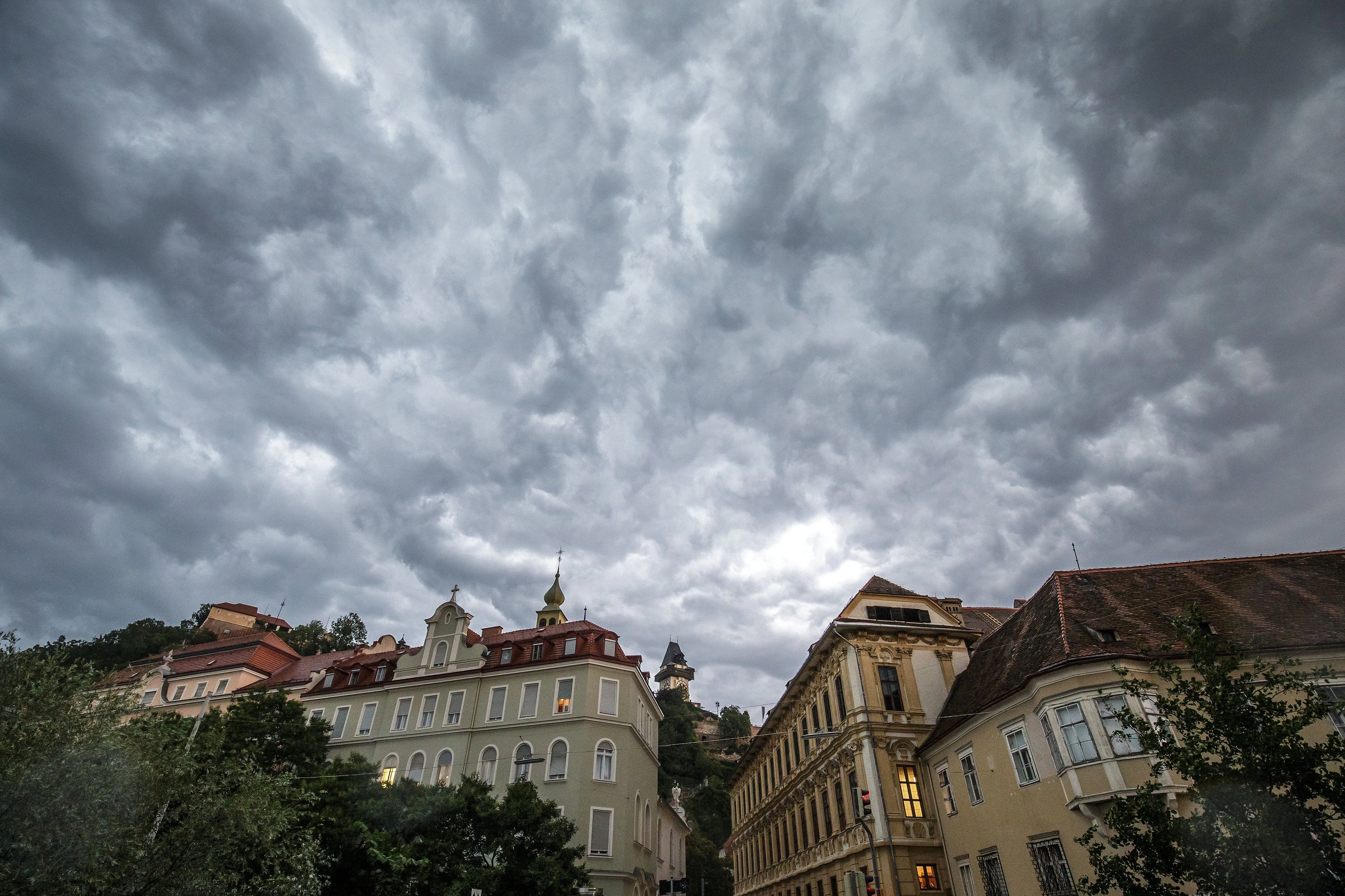 Es wird ungemütlich: Die Temperaturen fallen weiter, dazu kommen Gewitter mit Starkregen.