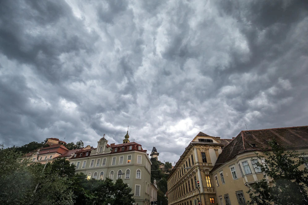 Es wird ungemütlich: Die Temperaturen fallen weiter, dazu kommen Gewitter mit Starkregen.