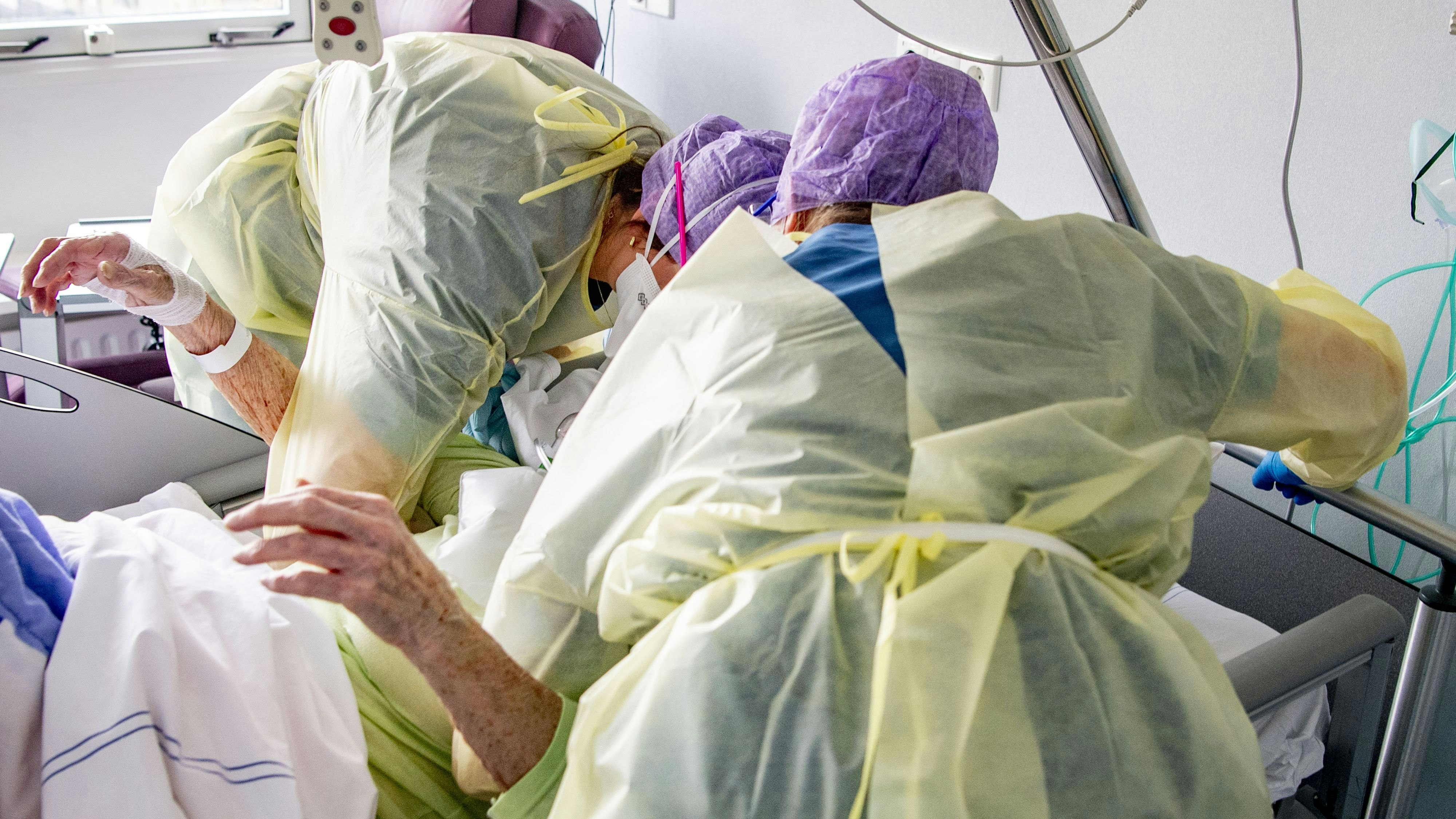 Die Corona-Intensivstation eines Spitals. Die Zahlen schnellen in die Höhe, sagt die Prognose.