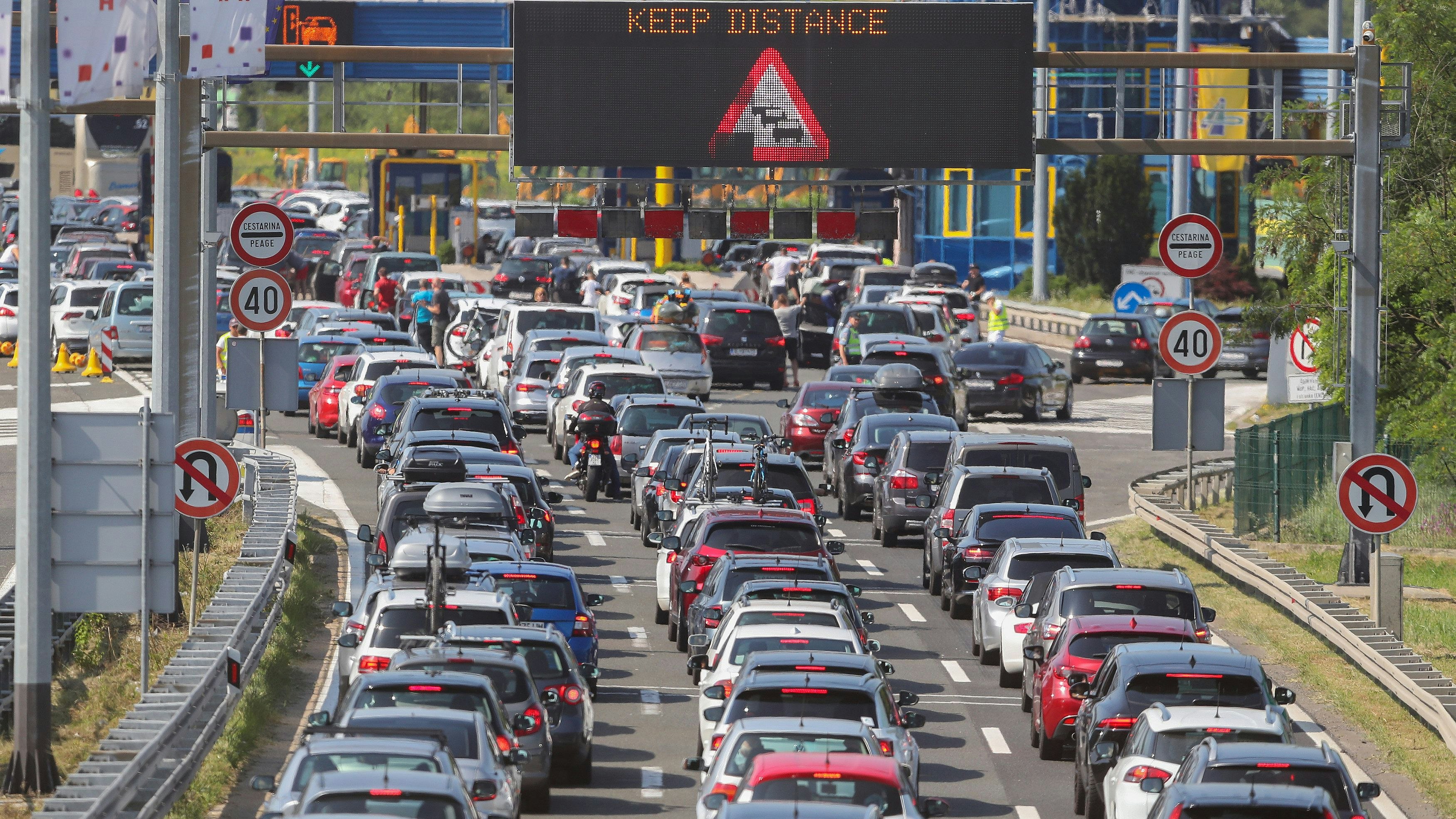 Download von www.picturedesk.com am 26.08.2021 (20:41).  01.08.2020, Zagreb, CRO, Coronaviruskrise, Stau, Touristische Hauptverkehrszeit, Autos stehen im Stau, um auf die kroatische Autobahn zu gelangen. Derzeit halten sich rund 760.000 Touristen in Kroatien auf, was 40% gegenüber dem gleichen Zeitraum des Jahres 2019 entspricht, im Bild Stau auf der Autobahn in Zagreb // Traffic jam Tourist rush hour. Cars are stuck in traffic jams to get onto the Croatian motorway. Currently, there are about 760,000 tourists in Croatia, which is 40% compared to the same period in 2019. Zagreb, Croatia on 2020/08/01. EXPA Pictures © 2020, PhotoCredit: EXPA/ Pixsell/ Luka Stanzl *****ATTENTION - for AUT, SLO, SUI, SWE, ITA, FRA only***** - 20200801_PD5877 - Rechteinfo: Rights Managed (RM)